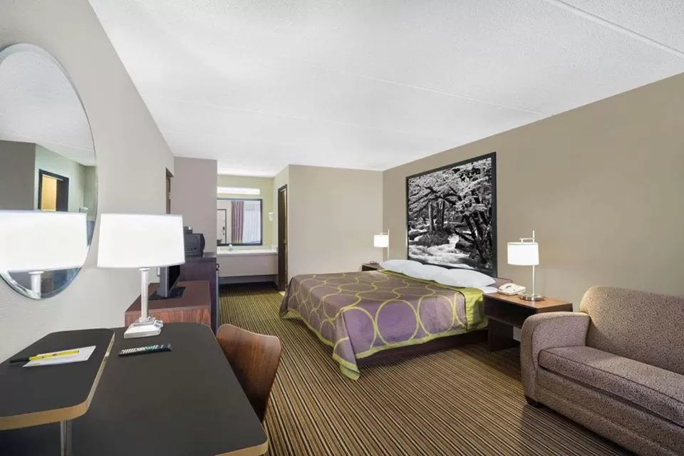 Bedroom, Bed in Super 8 by Wyndham Knoxville North/Powell