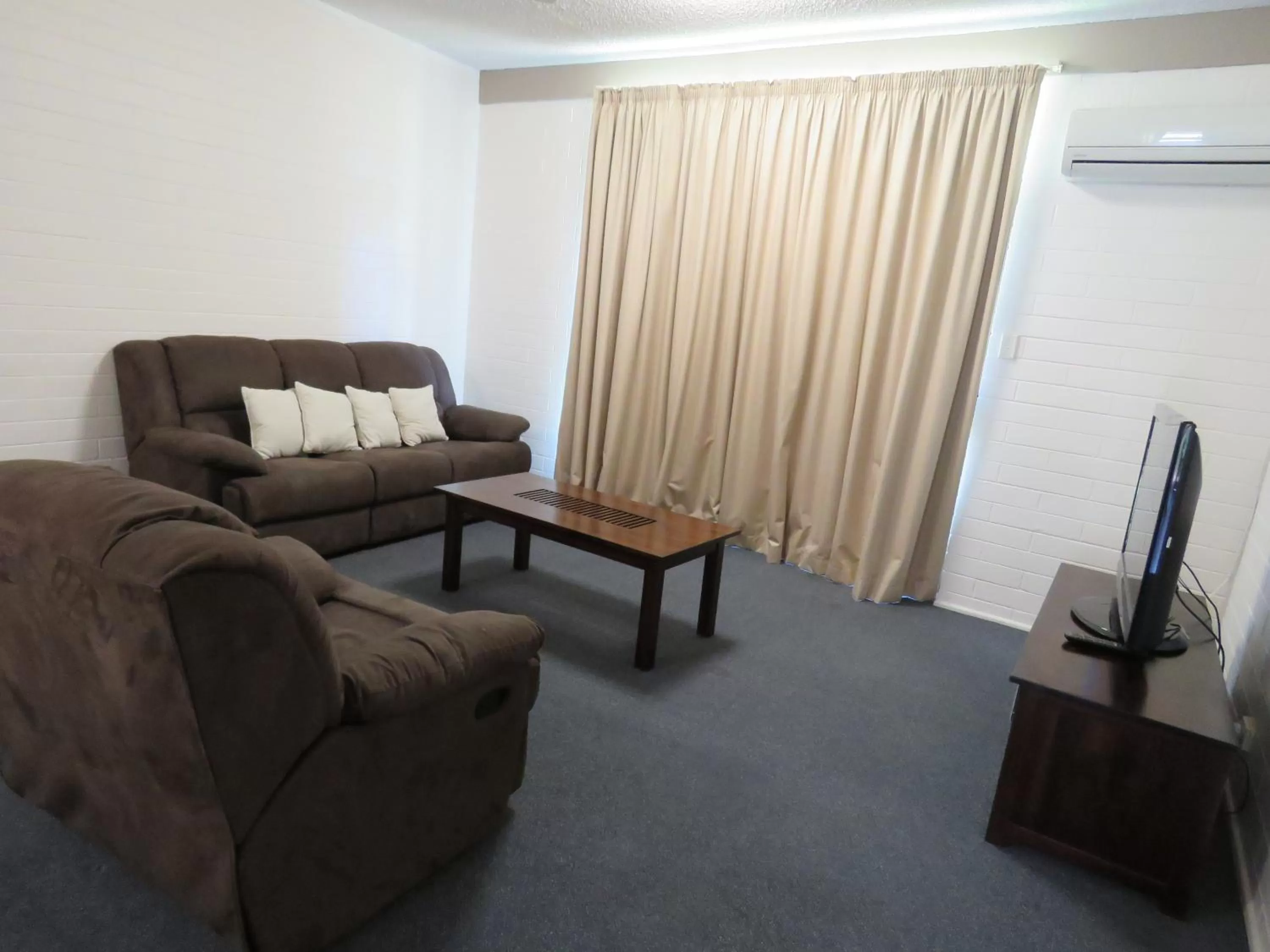 Seating Area in Emerald Gardens Motel & Apartments