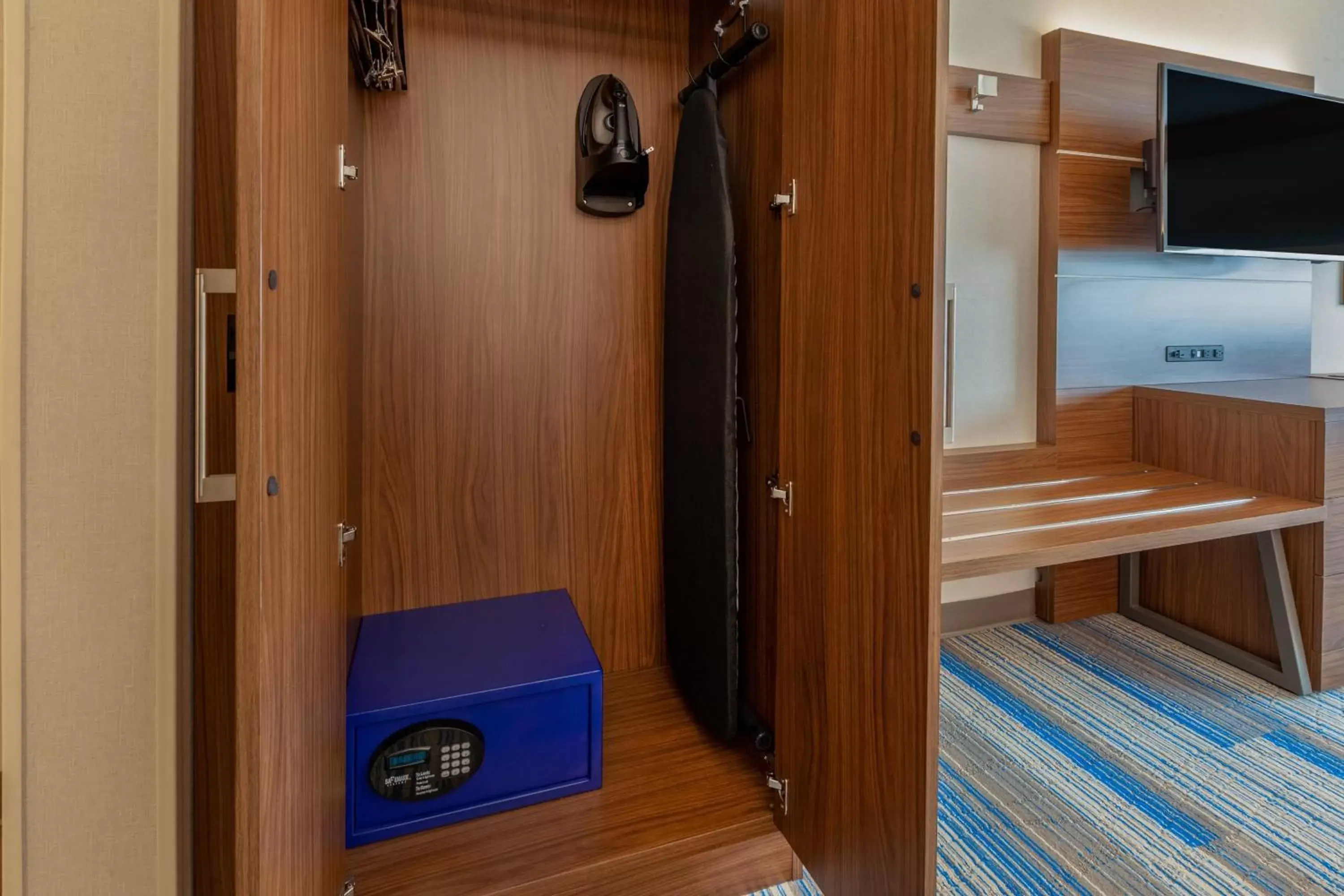 King Room - Hearing Accessible - Roll-in Shower in Holiday Inn Express & Suites Brunswick-Harpers Ferry Area, an IHG Hotel King Room - Hearing Accessible - Roll-in Shower in Holiday Inn Express & Suites Brunswick-Harpers Ferry Area, an IHG Hotel