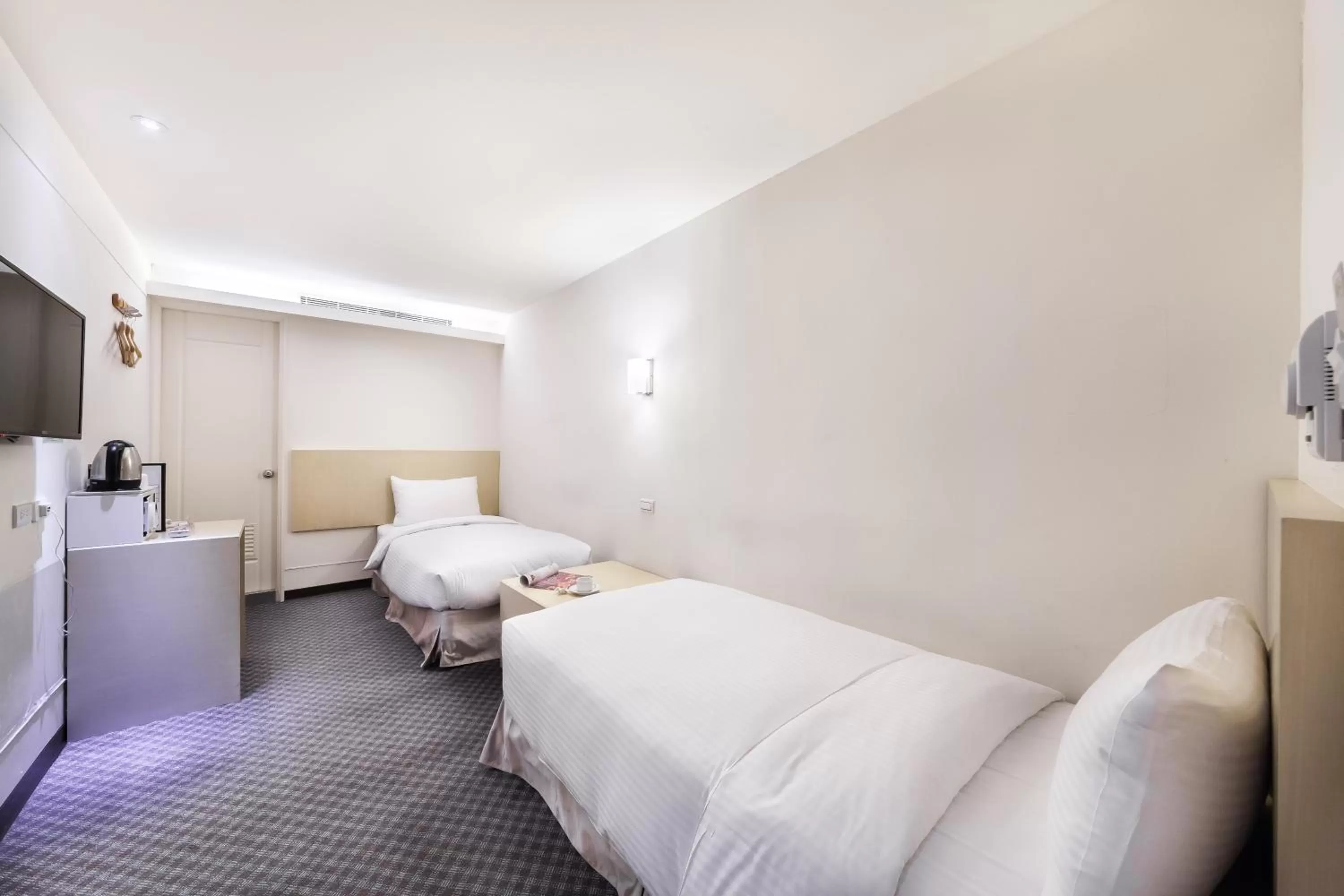 Photo of the whole room, Bed in Green World Linsen