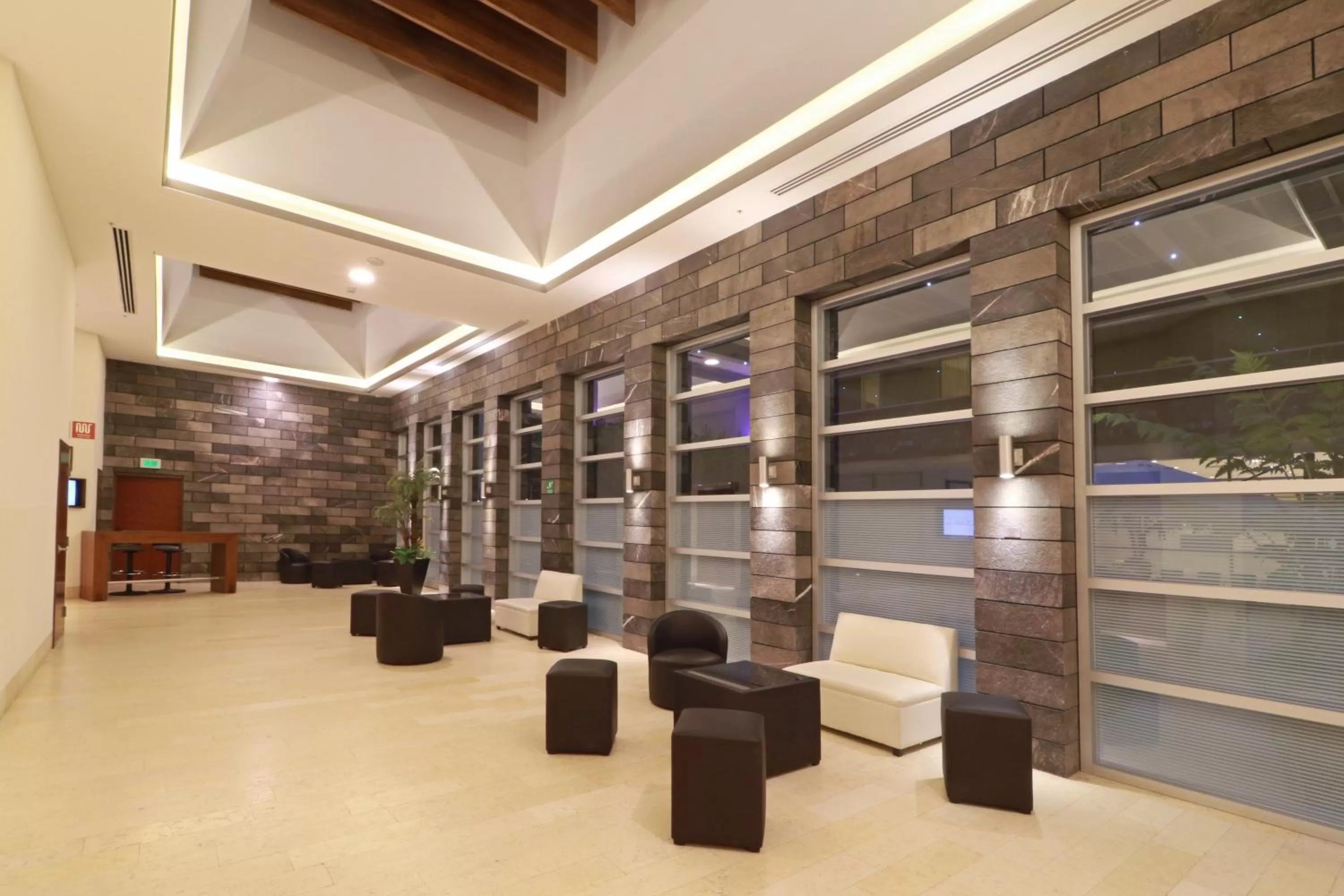 Lobby or reception in Holiday Inn & Suites Plaza Mayor by IHG