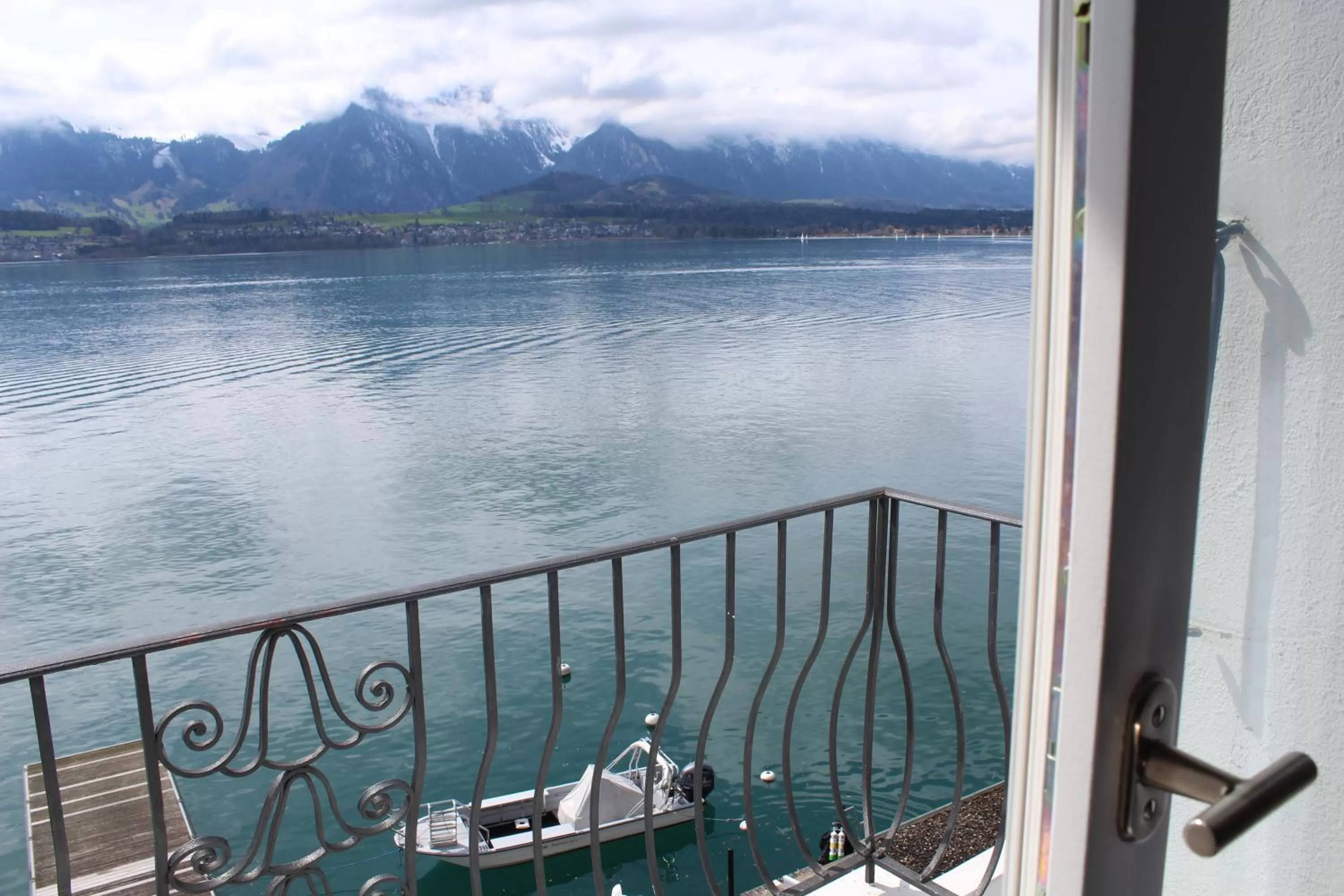 Text overlay in Hotel Restaurant Bellevue au Lac