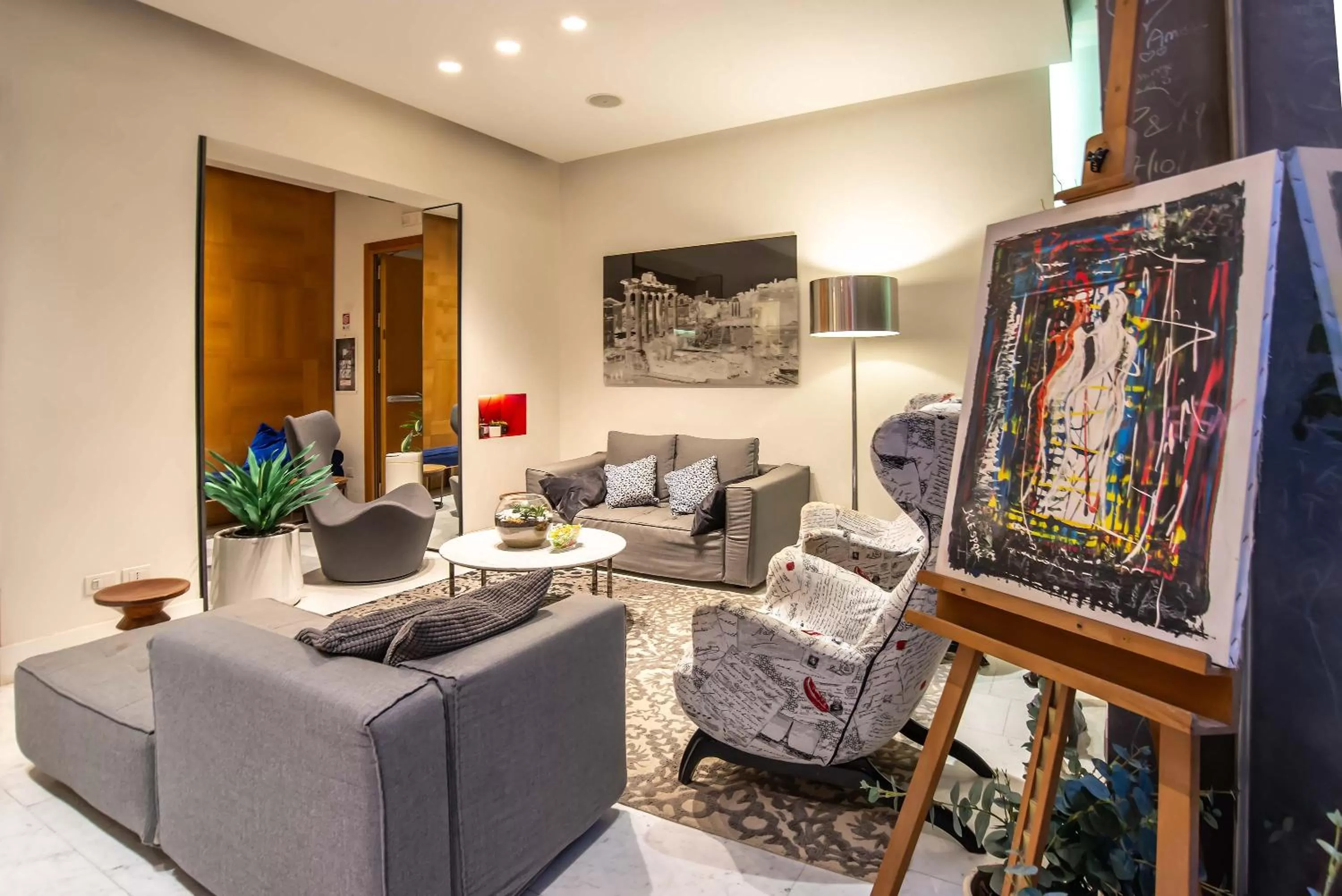 Communal lounge/ TV room in Hotel White