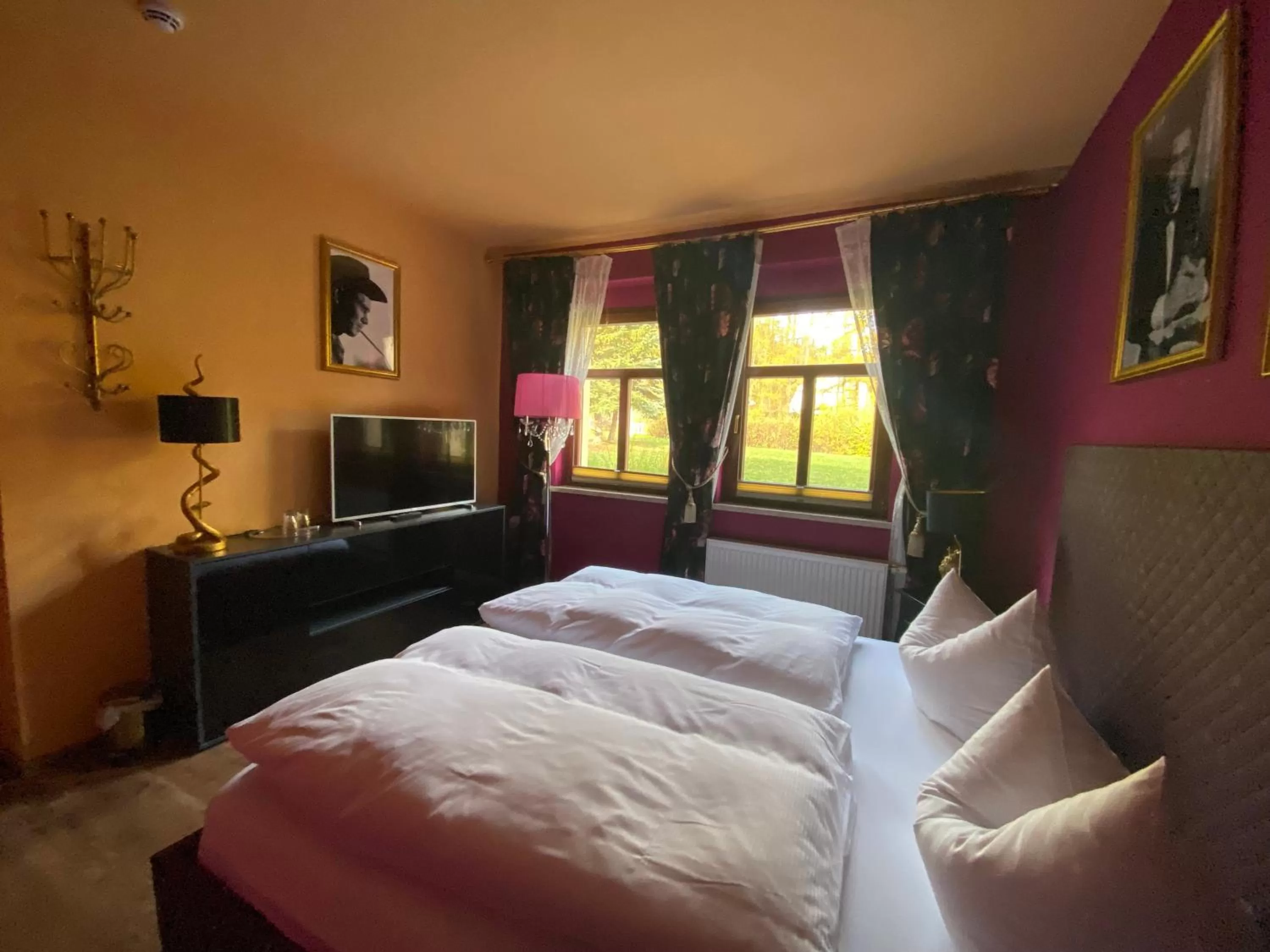 Photo of the whole room, Bed in Riverdam