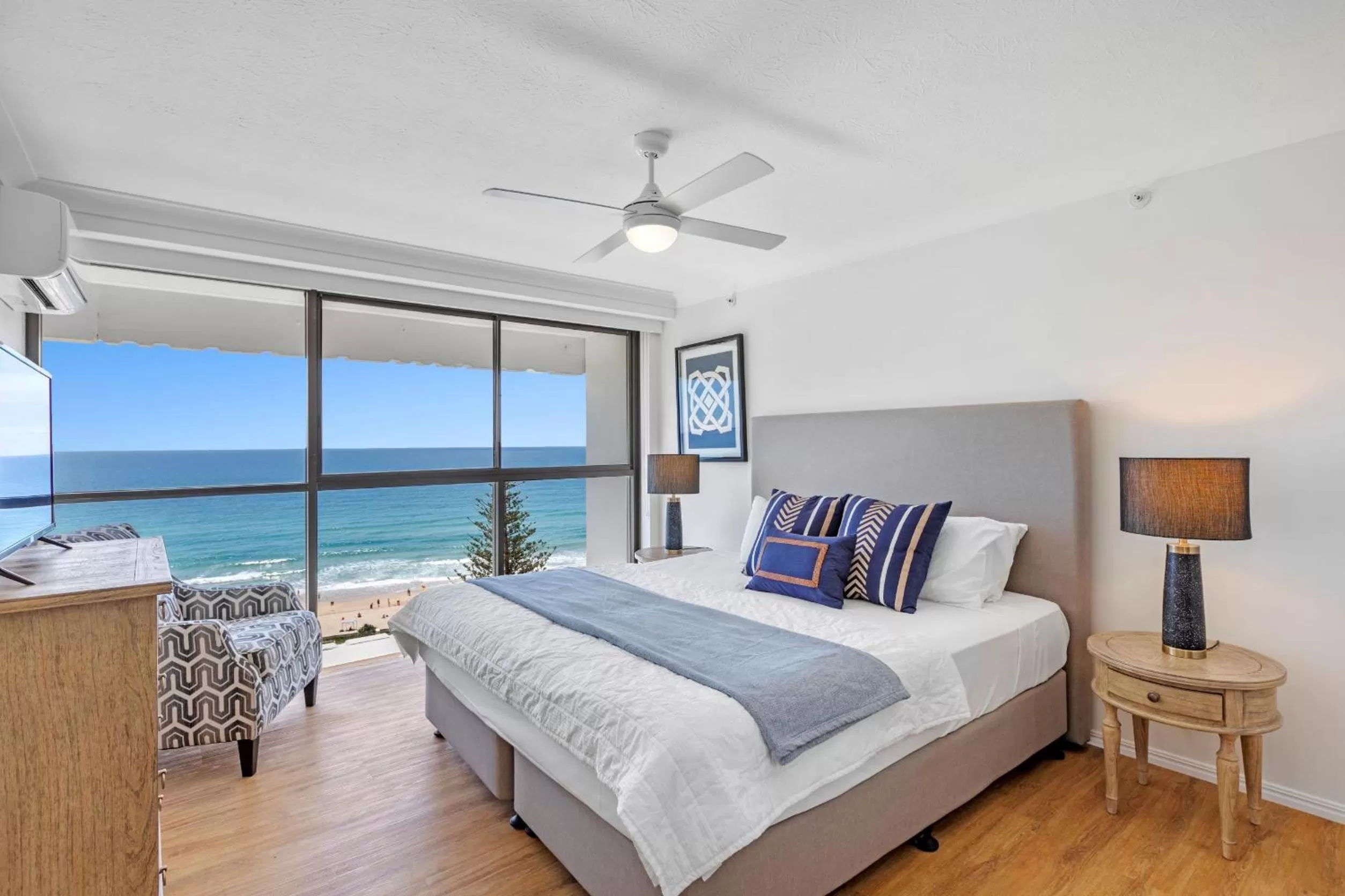 Bedroom, Bed in De Ville Apartments