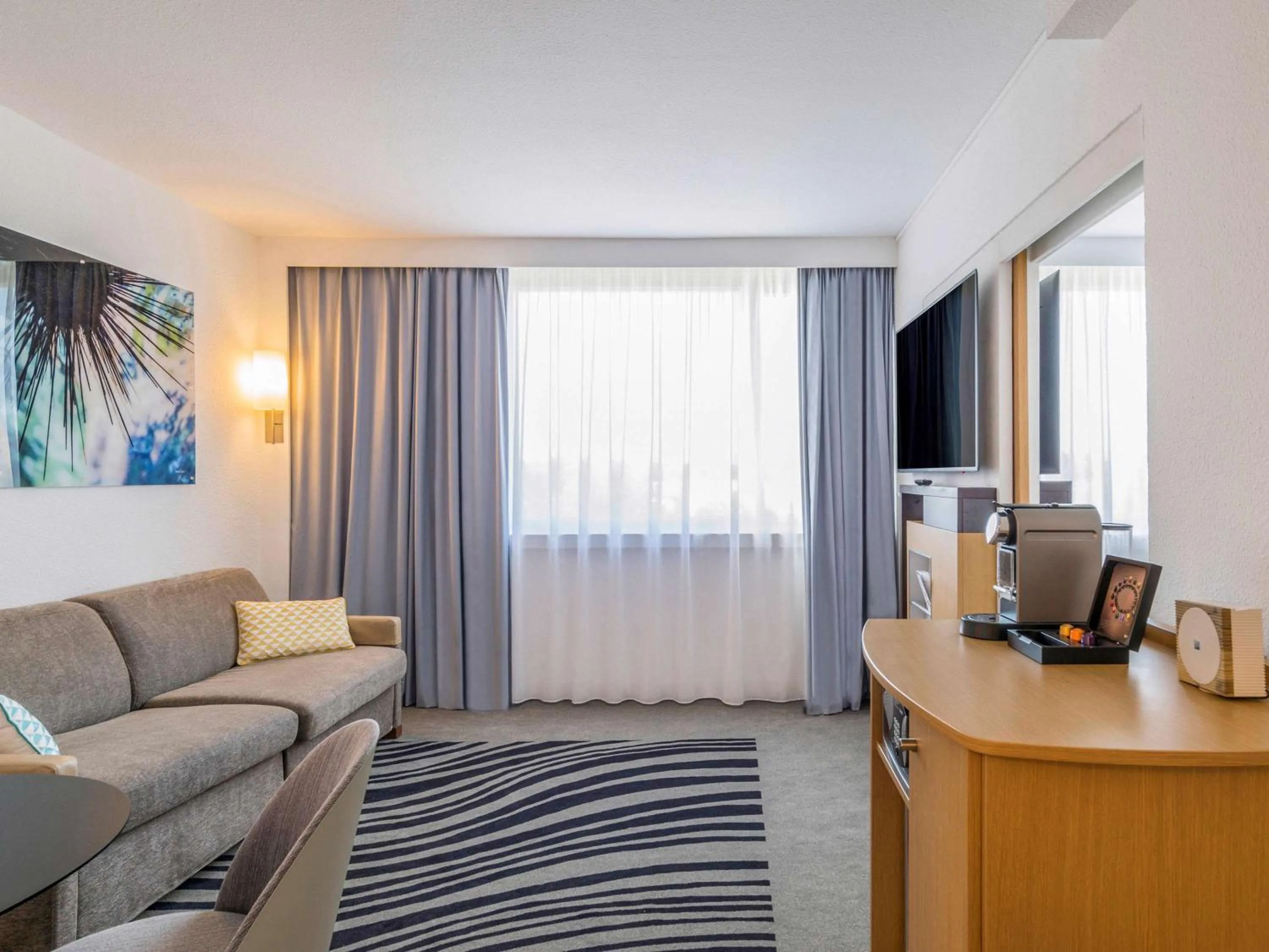 Photo of the whole room in Novotel Paris Créteil Le Lac