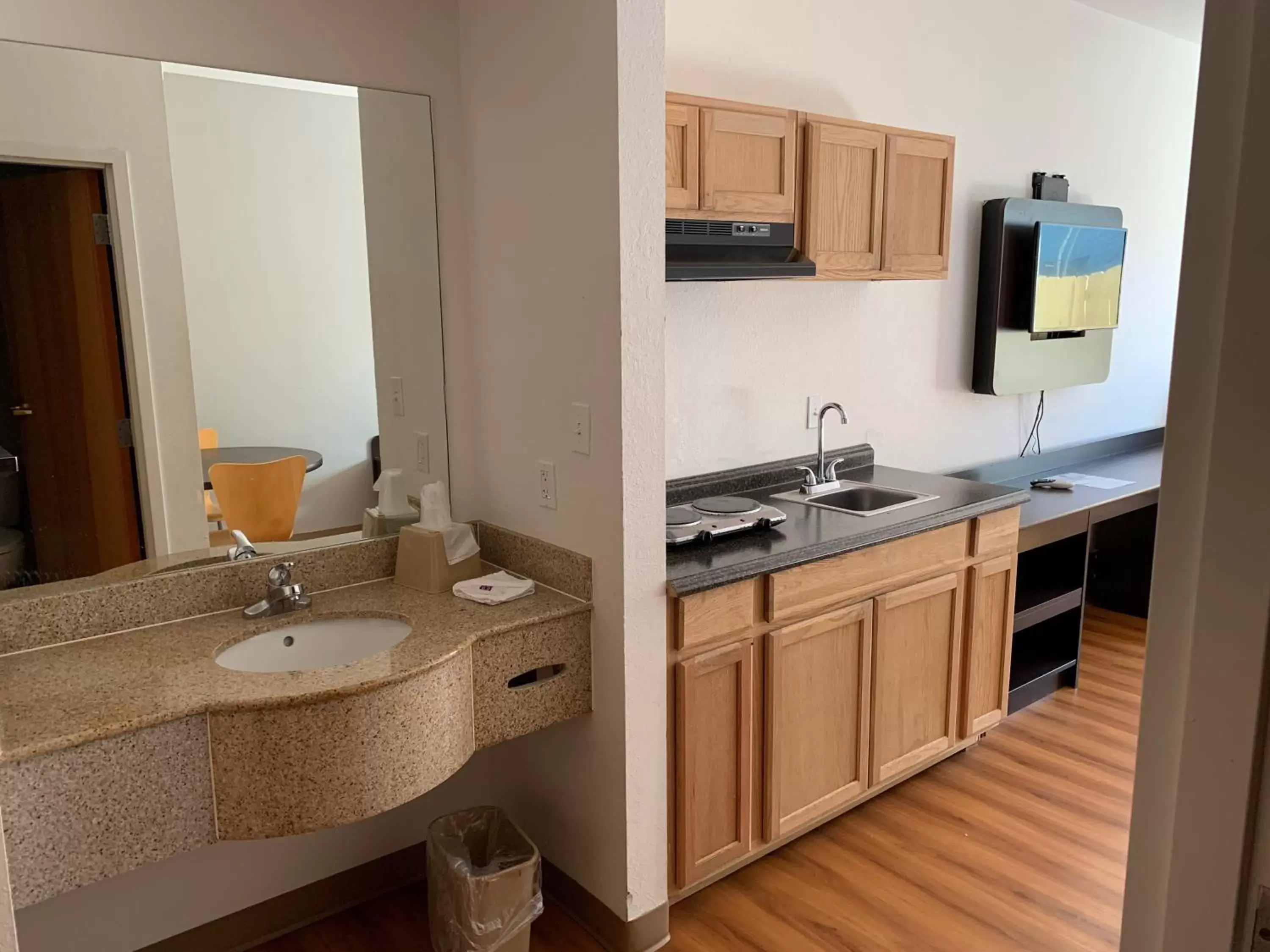 Deluxe King Suite - Smoking in Quality Inn & Suites Biloxi - Ocean Springs Deluxe King Suite - Smoking in Quality Inn & Suites Biloxi - Ocean Springs