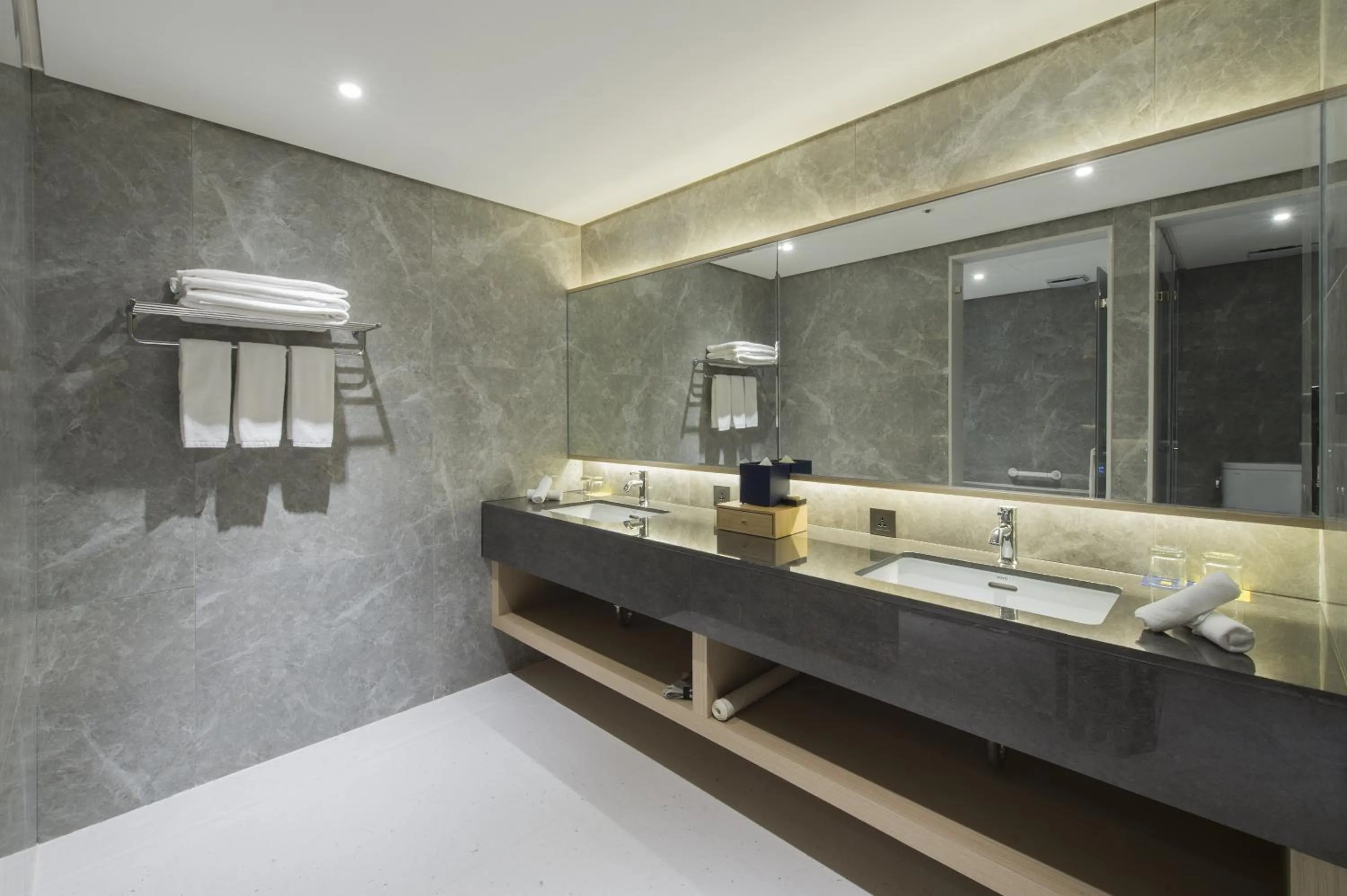 Toilet in Golden Tulip FAB Hotel New Taipei