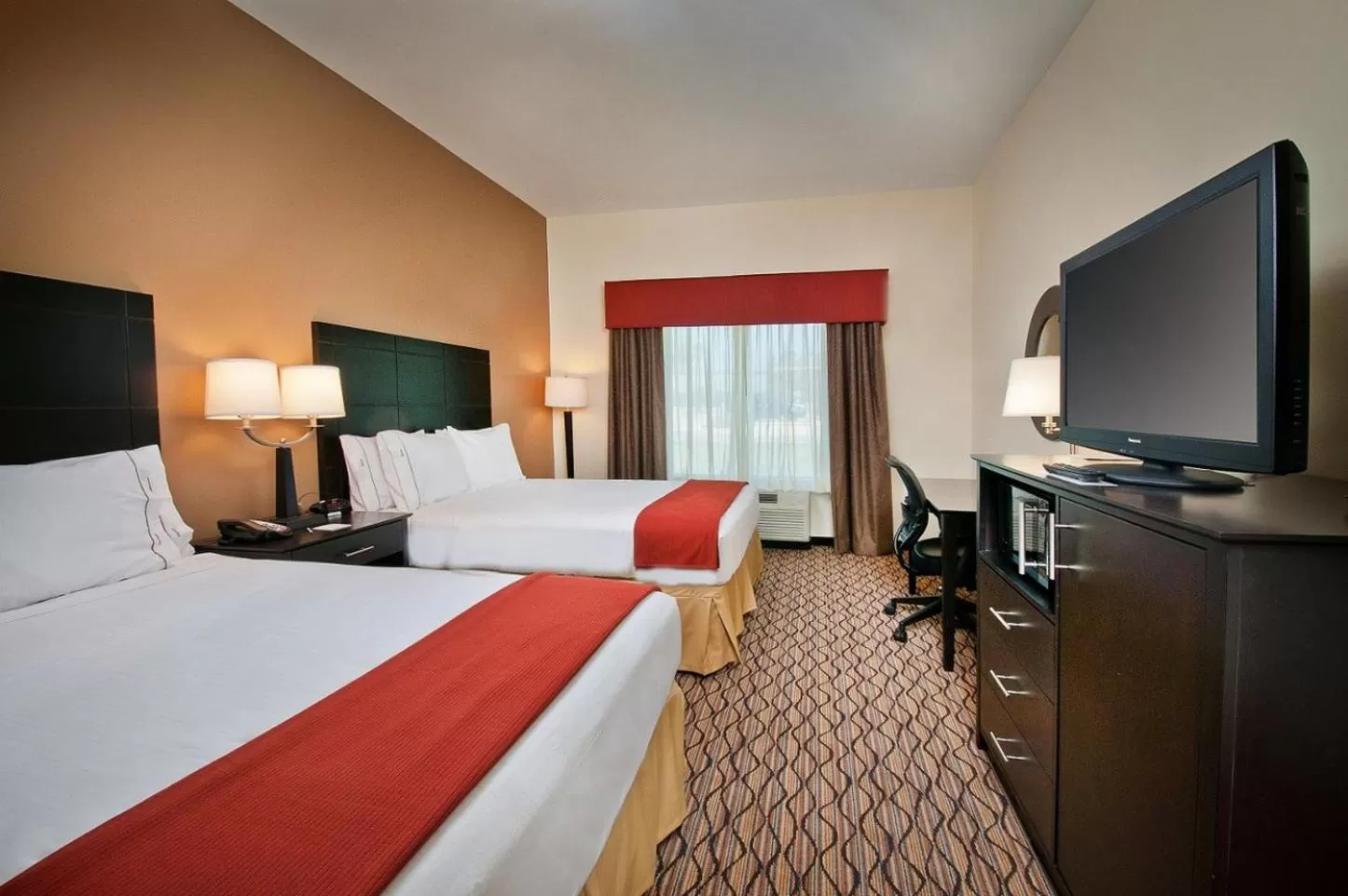 Photo of the whole room, Bed in Holiday Inn Express Hotel and Suites Pearsall by IHG