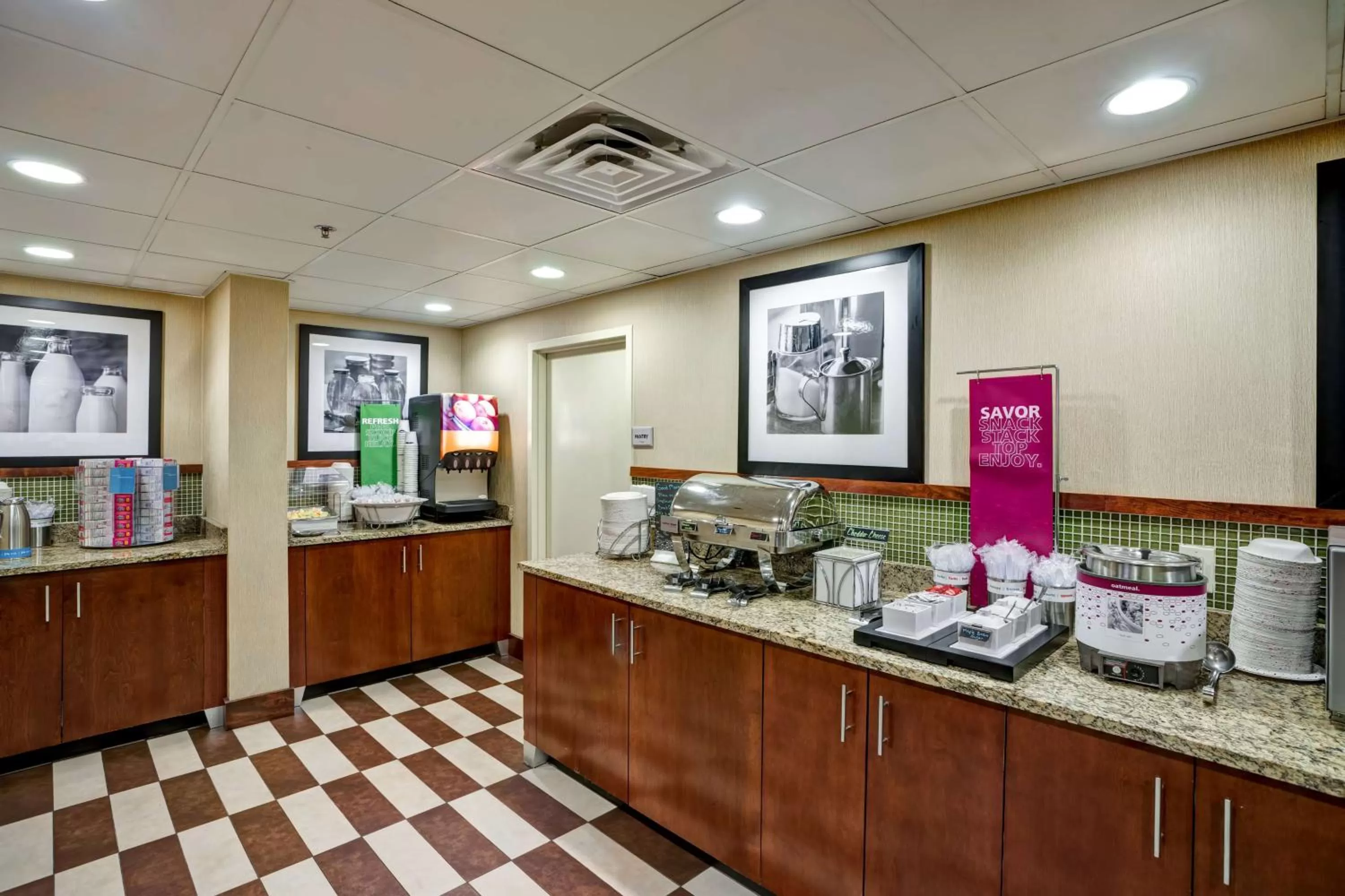 Dining area in Hampton Inn Morgantown