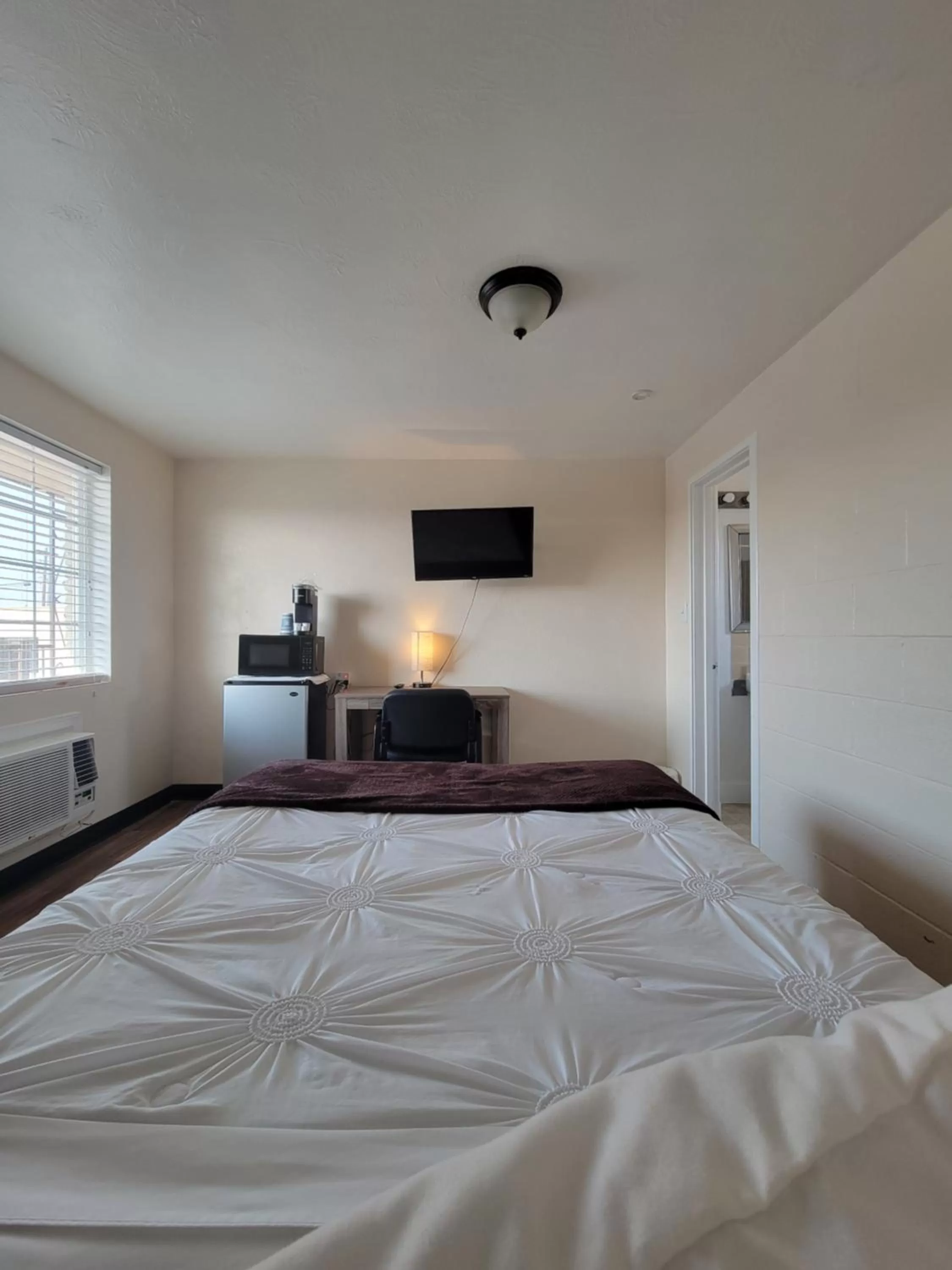 Photo of the whole room, Bed in Inn On 3rd Ave