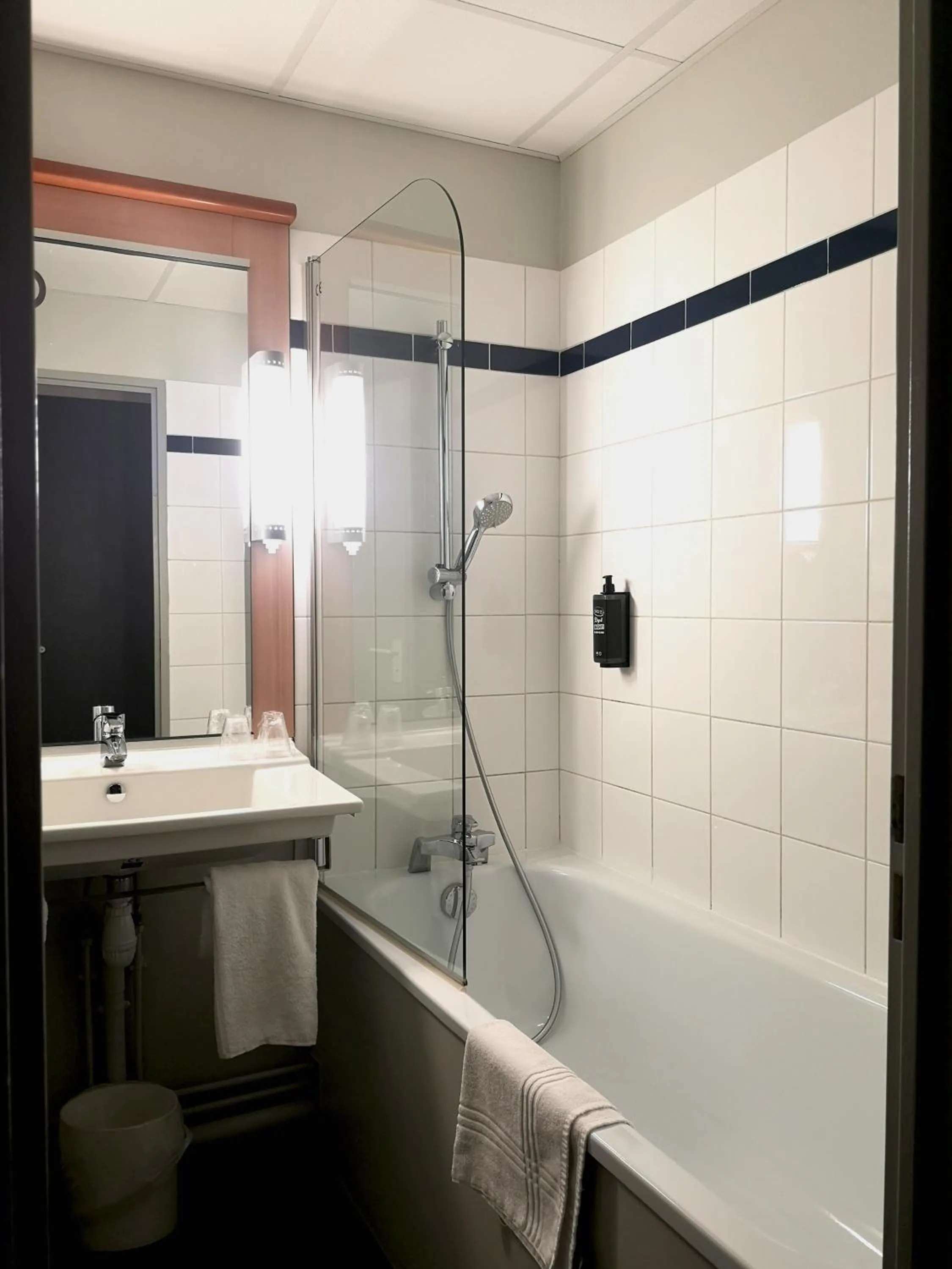 Bathroom in ibis Rodez Centre