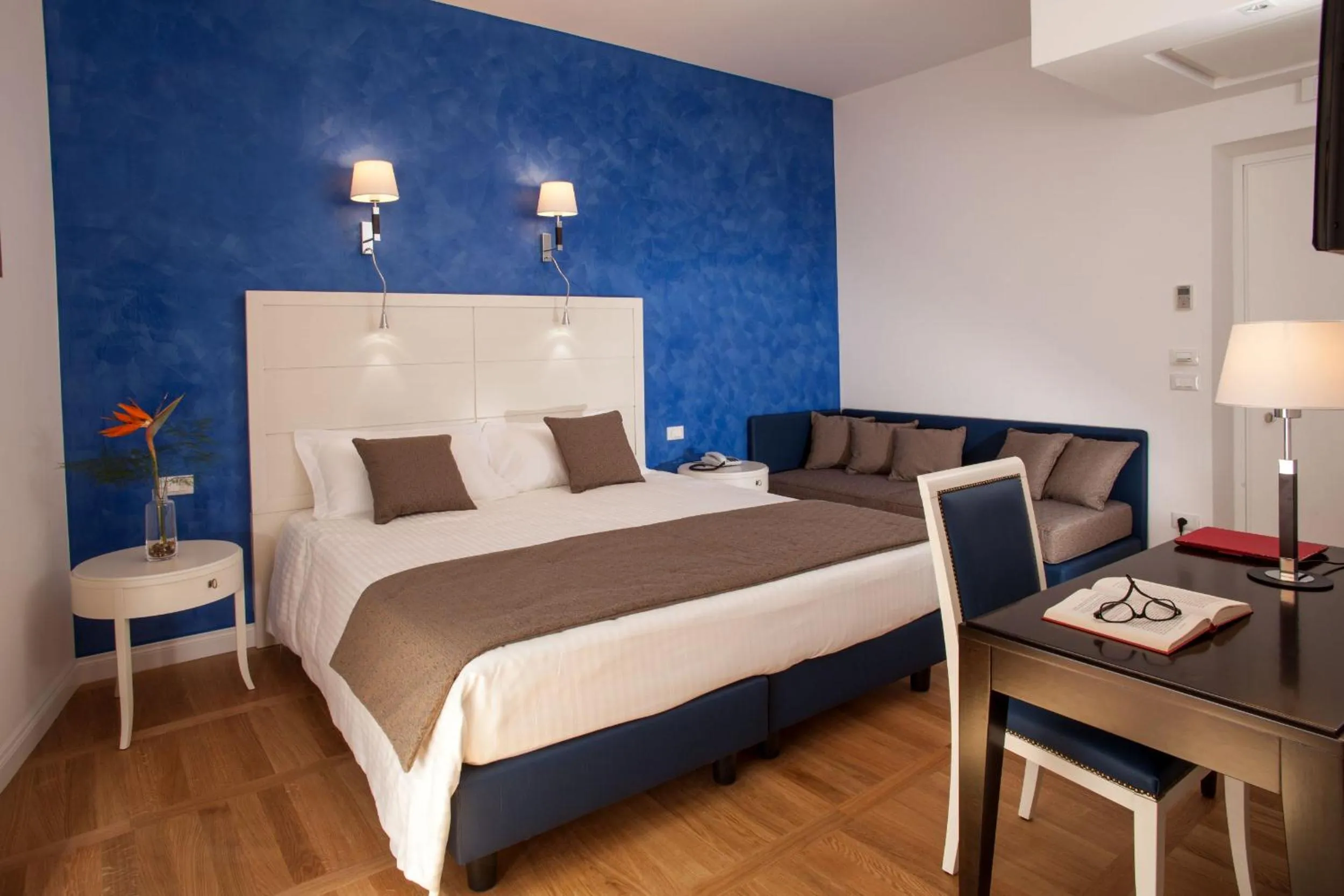 Bedroom, Bed in Floris Hotel