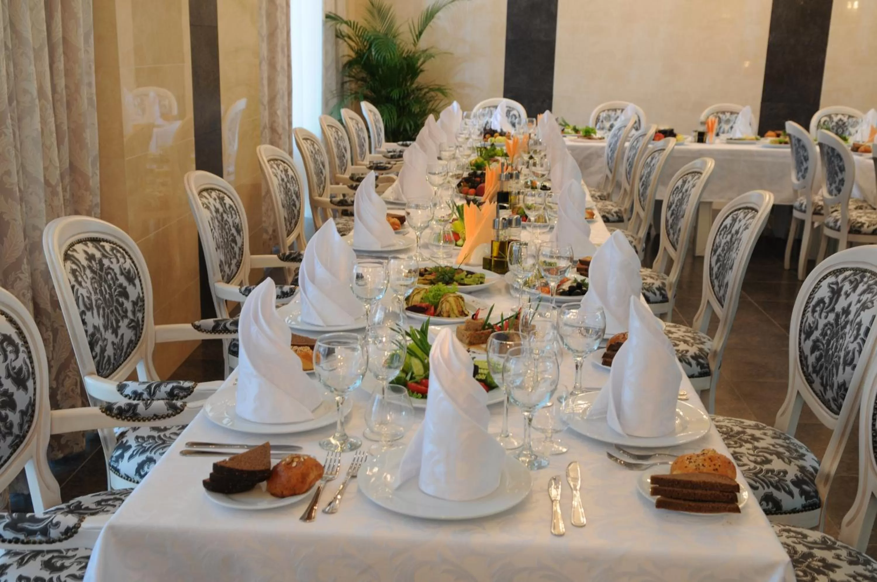 Restaurant/places to eat in Manhattan Hotel & Restaurant