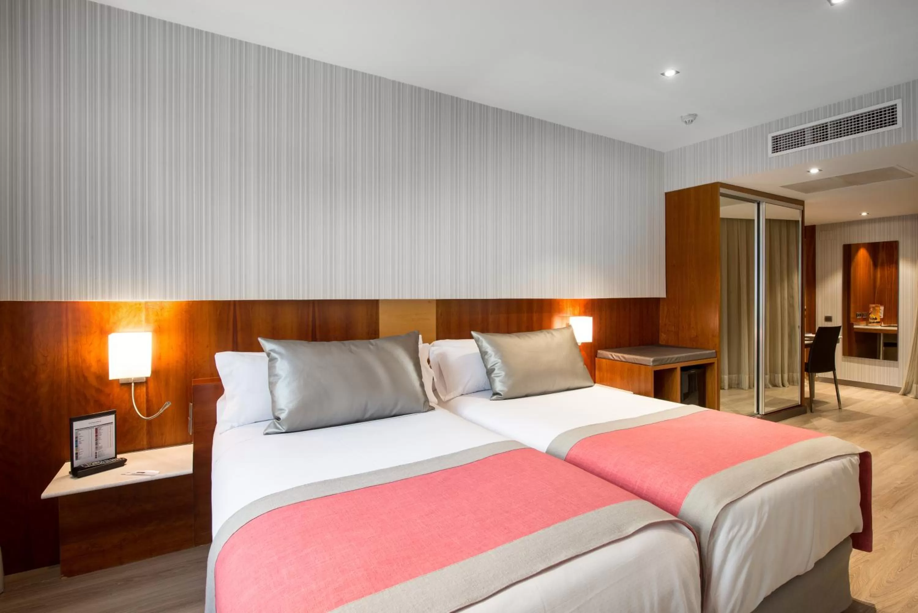 Photo of the whole room, Bed in Catalonia Barcelona 505