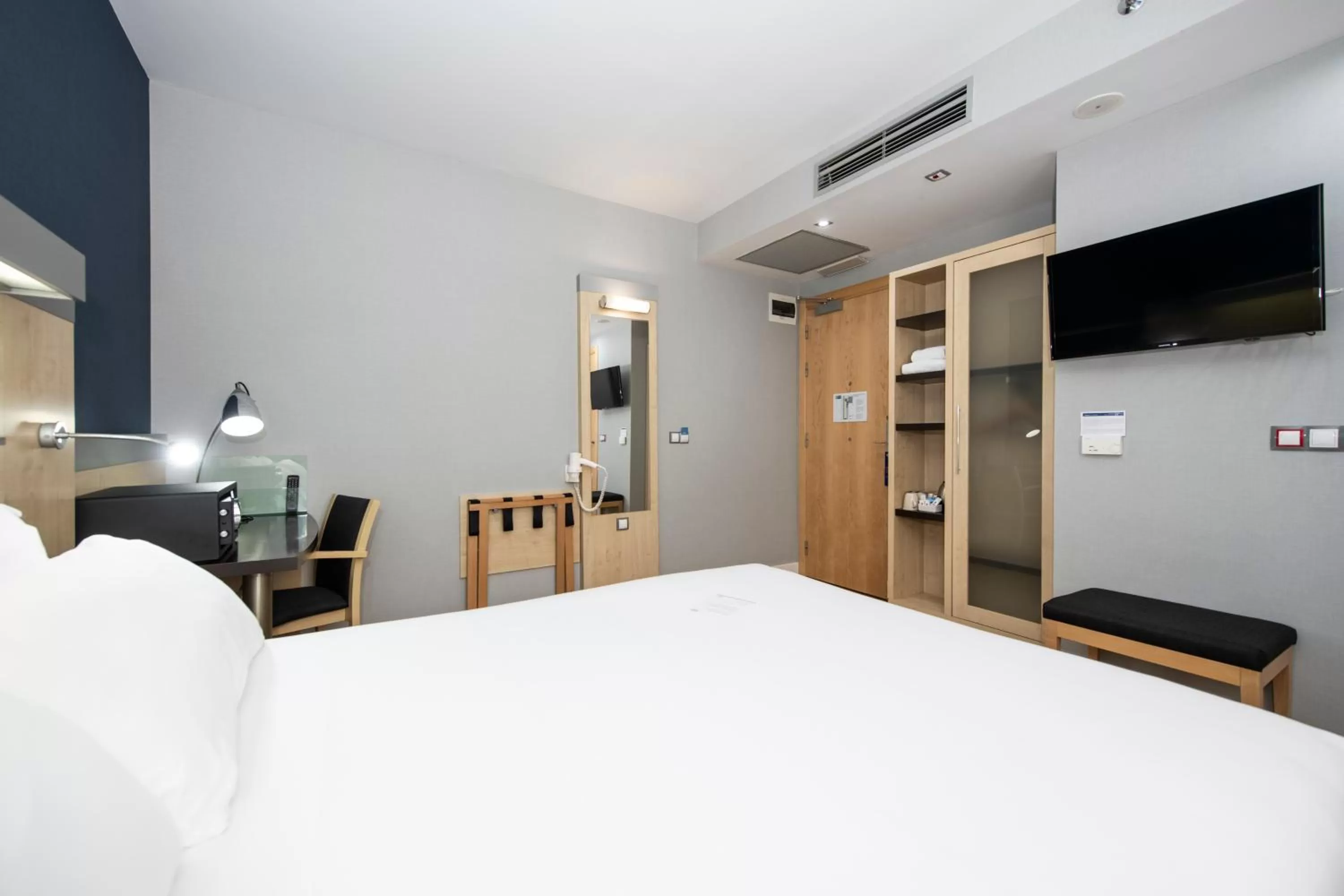 Facility for disabled guests, Bed in Holiday Inn Express Barcelona City 22@ by IHG