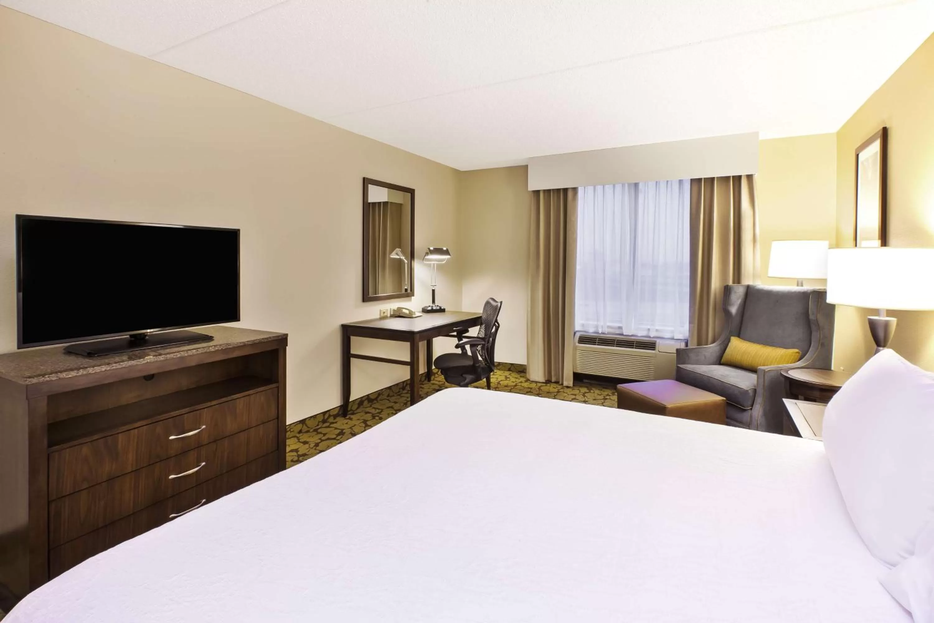 King Room - Disability Access/Bath Tub in Hilton Garden Inn Cleveland Downtown