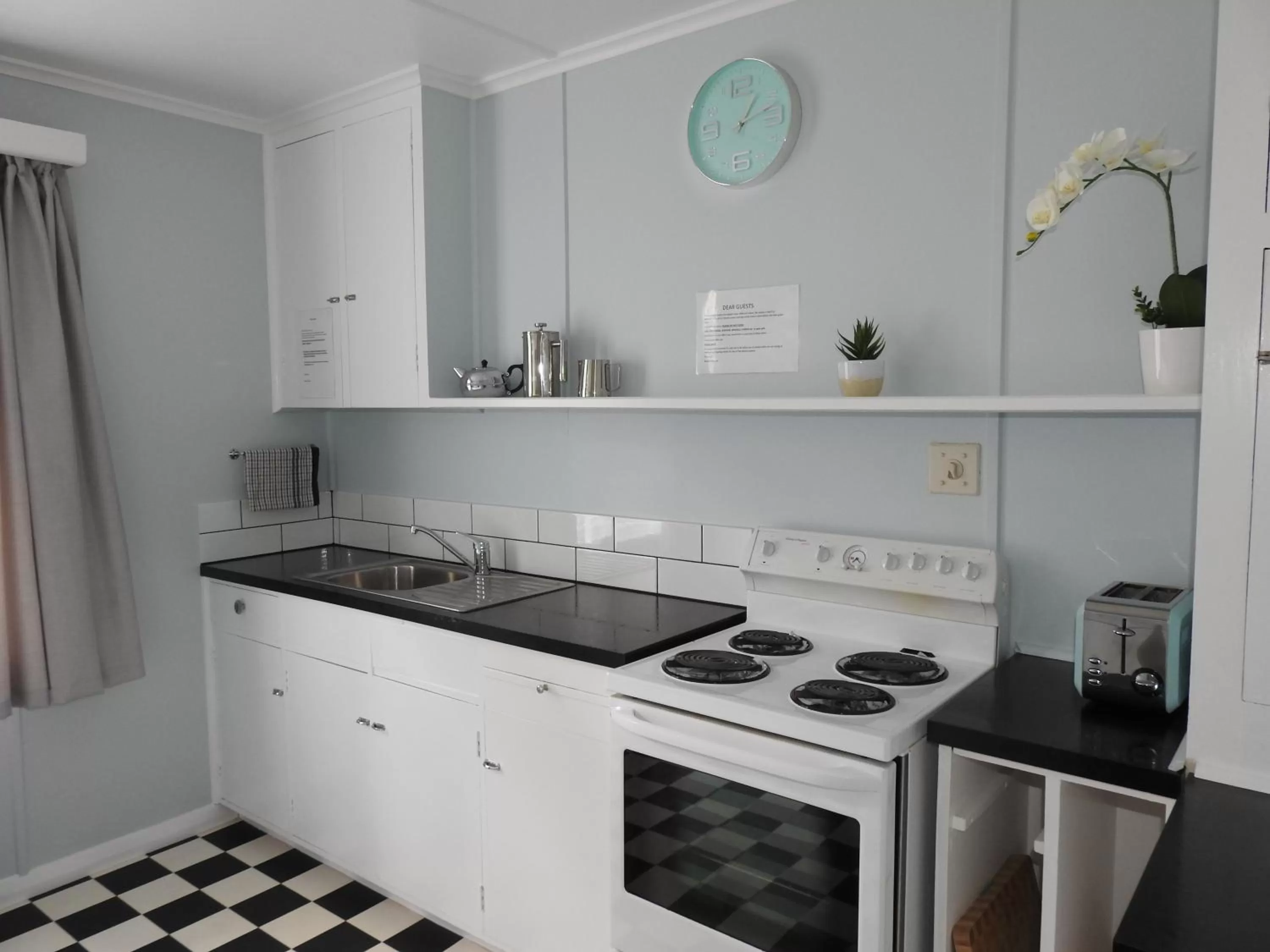 Kitchen or kitchenette, Kitchen/Kitchenette in Gardner Court Motel