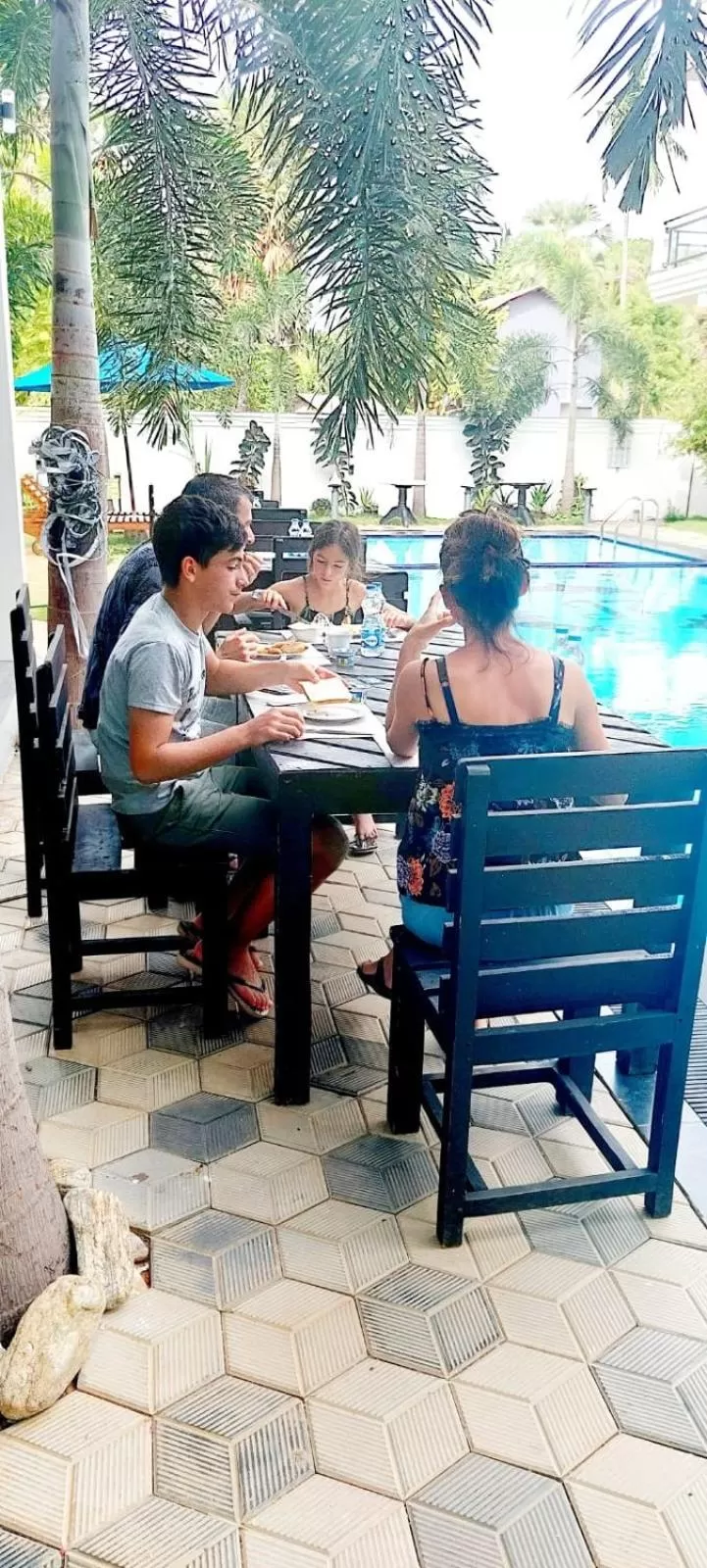 Restaurant/places to eat in J7 Villaj Resort