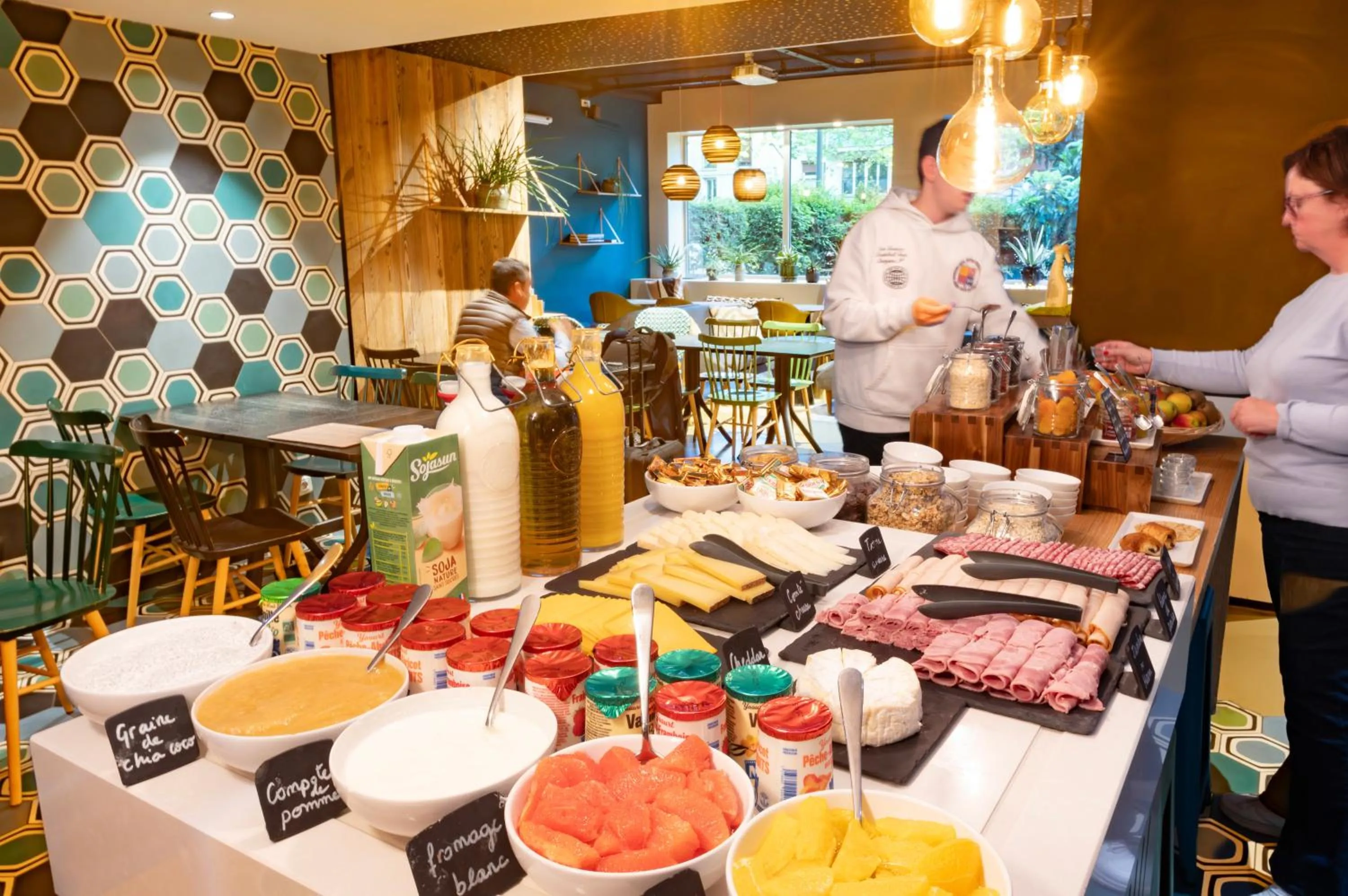 Food and drinks in ibis Styles Paris 16 Boulogne