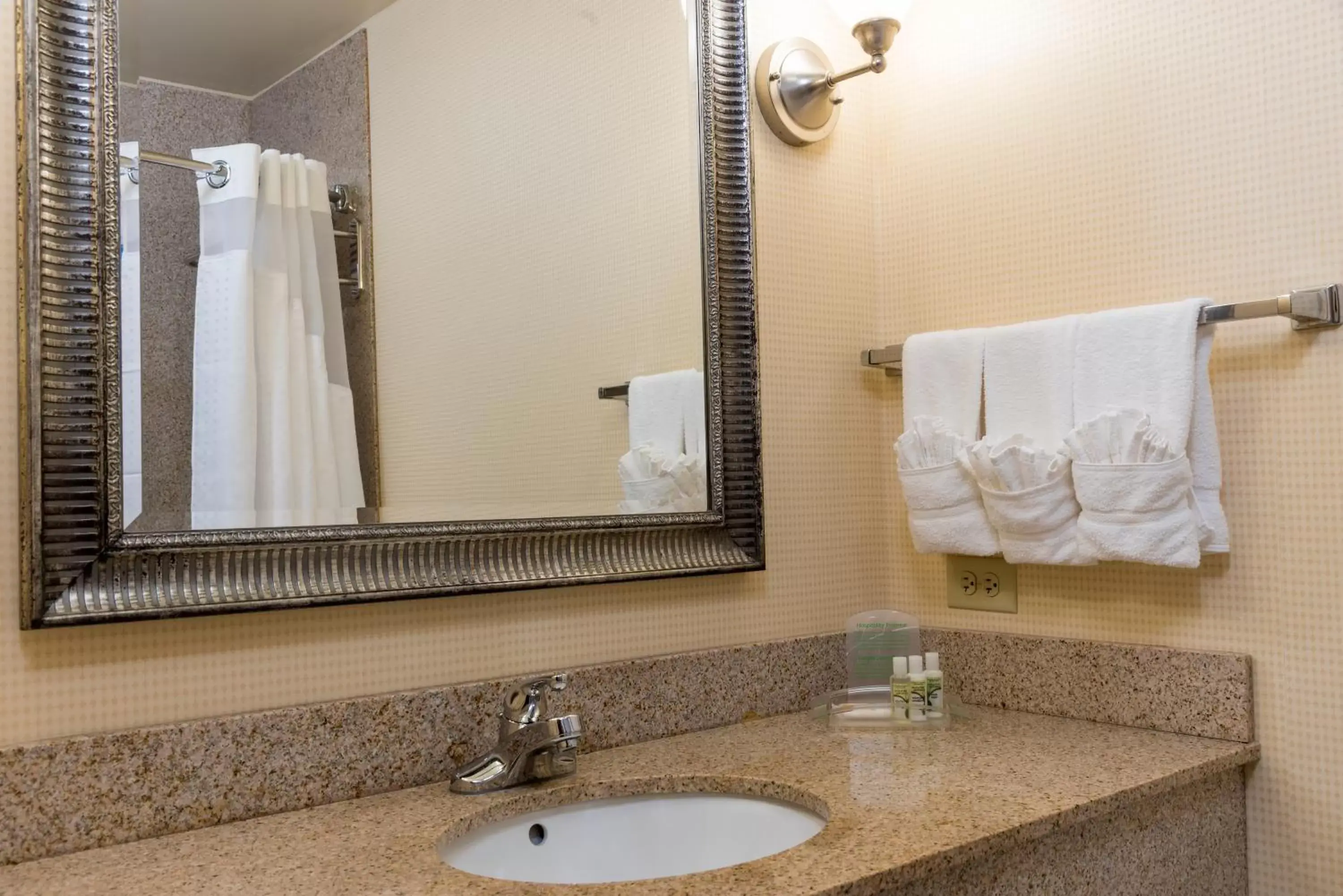 King Room - Mobility Access Tub - Non-Smoking in Holiday Inn Aurora North - Naperville King Room - Mobility Access Tub - Non-Smoking in Holiday Inn Aurora North - Naperville