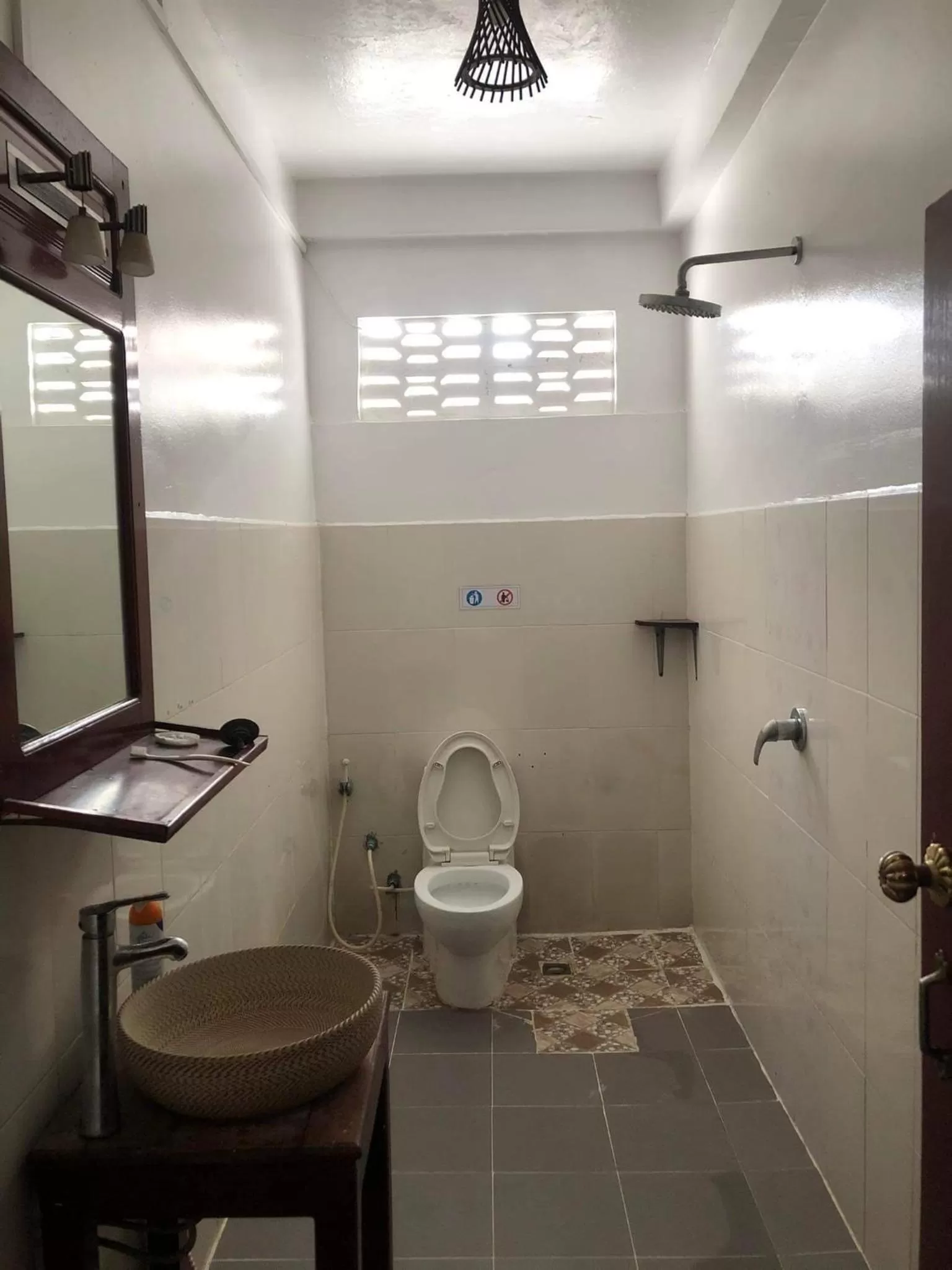 Shower in Nomad Guesthouse
