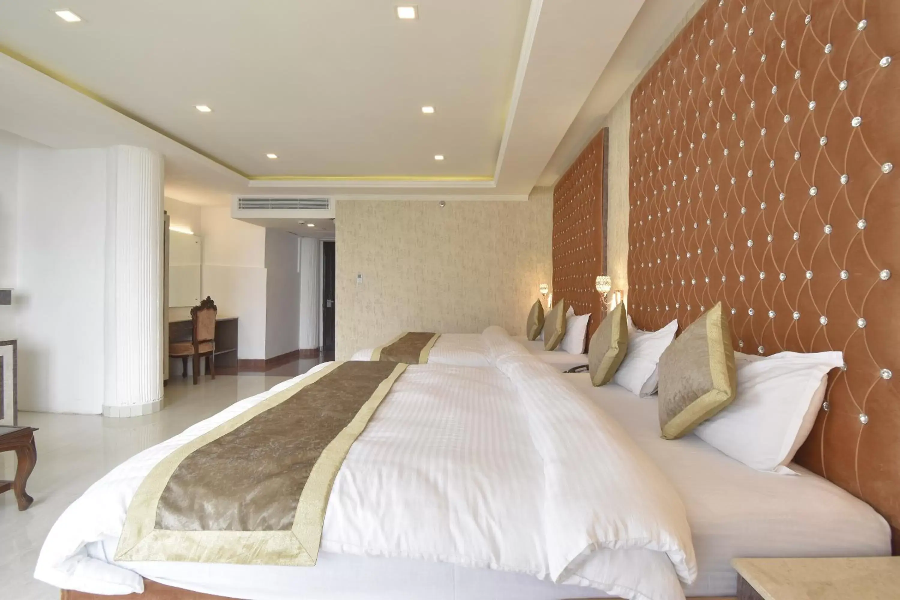 Family Room with Mountain View in The Royal Castle AC Centralized Family Room with Mountain View in The Royal Castle AC Centralized