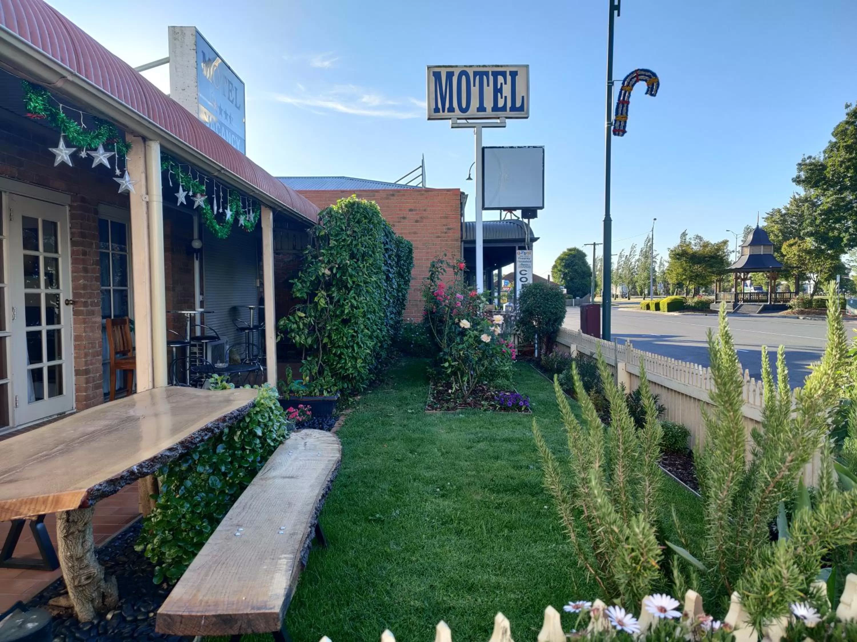 Garden, Property Building in Yarragon Motel