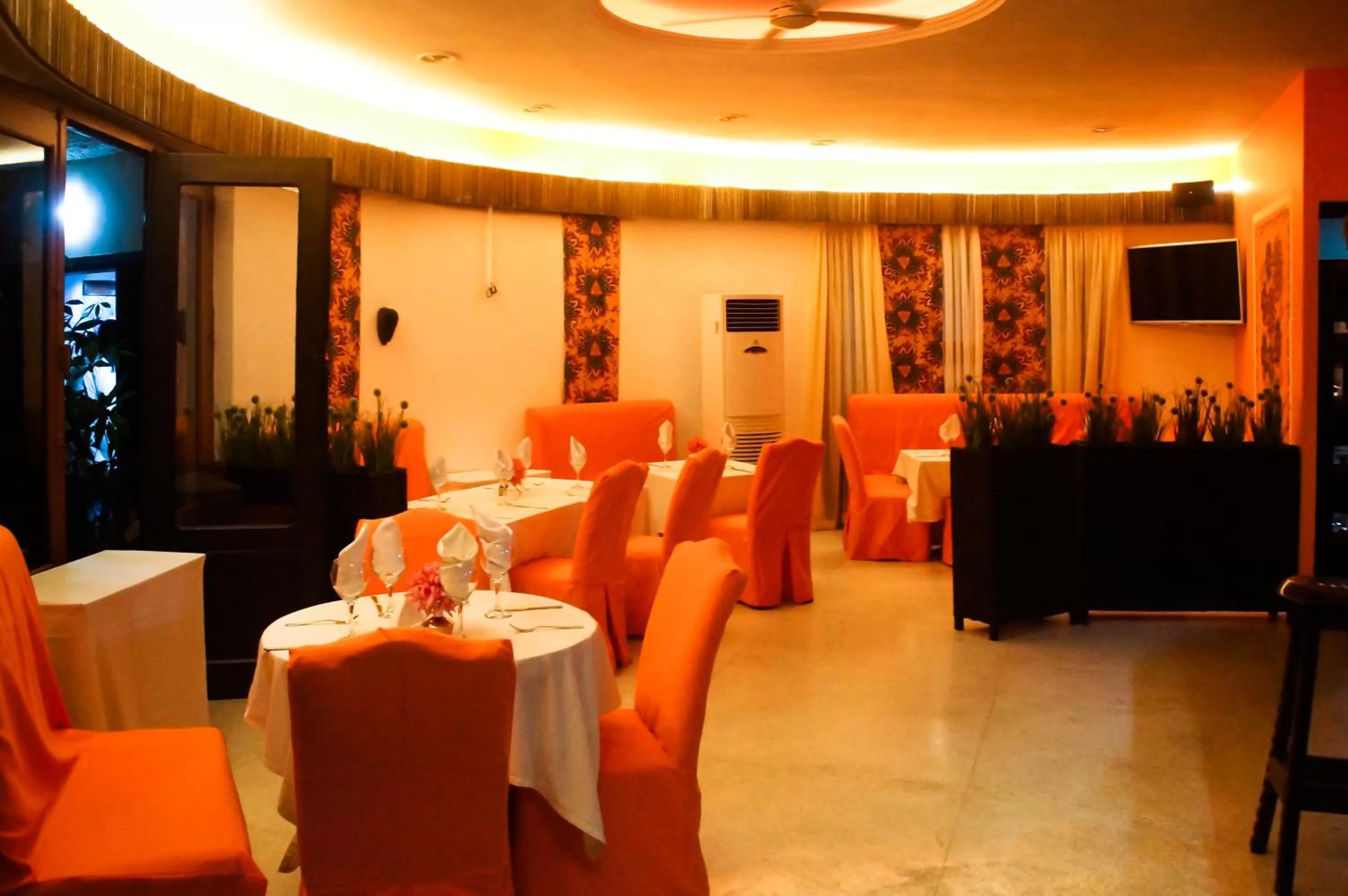 Restaurant/places to eat in Hotel Le Marly