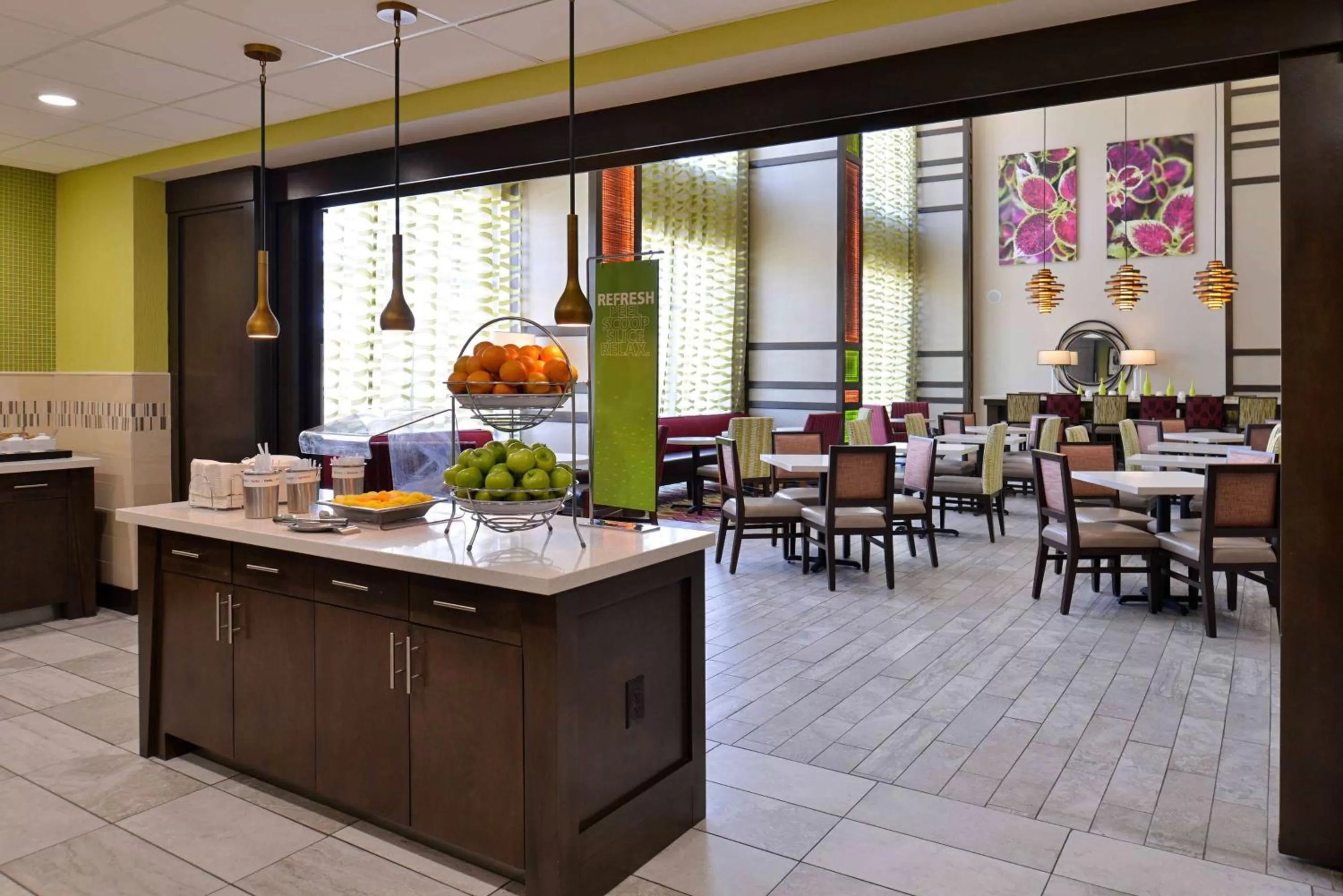 Dining area in Hampton Inn & Suites Dallas Market Center