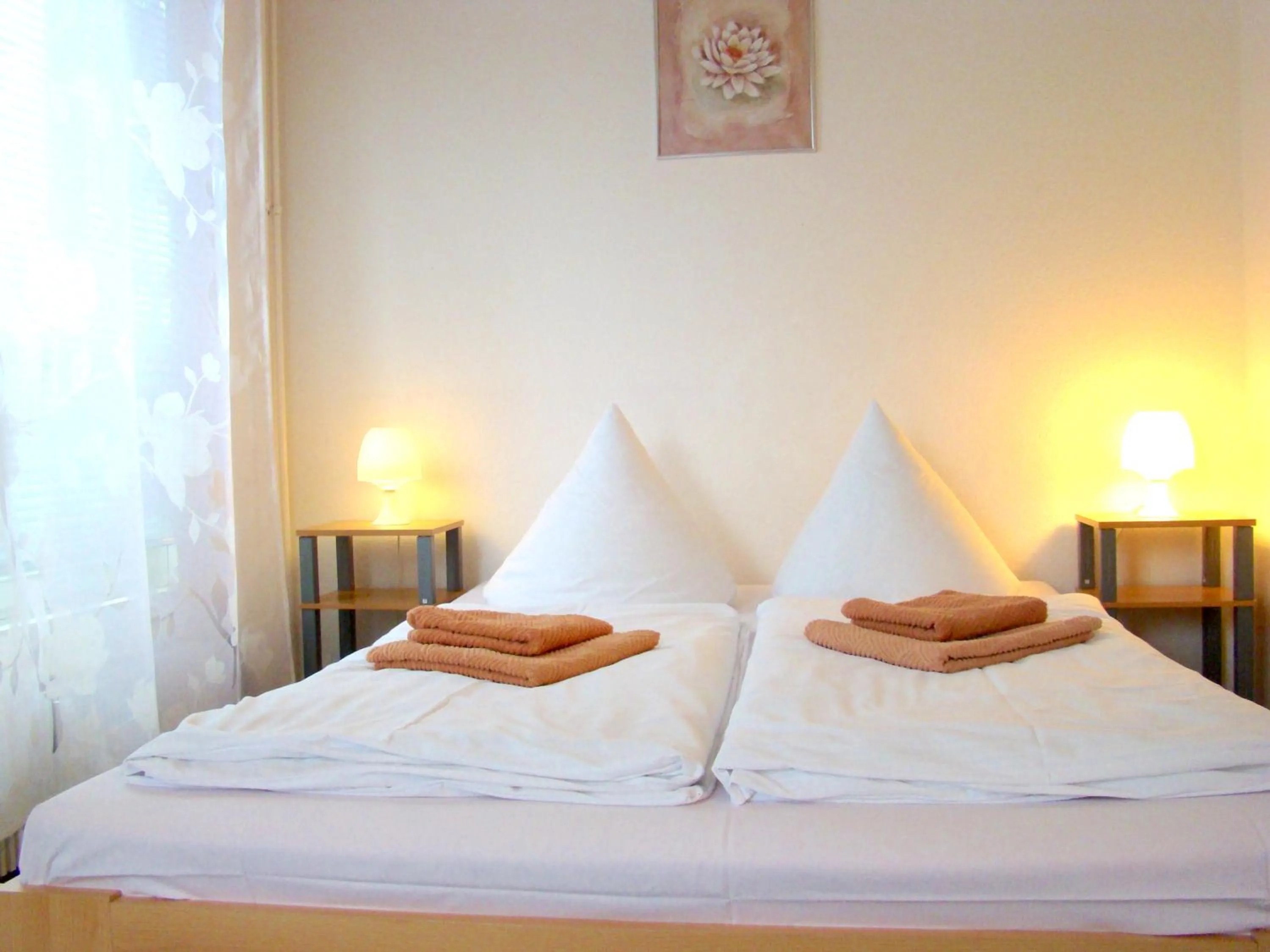 Bedroom, Bed in BNB near Brandenburg Gate - Rooms & Apartments