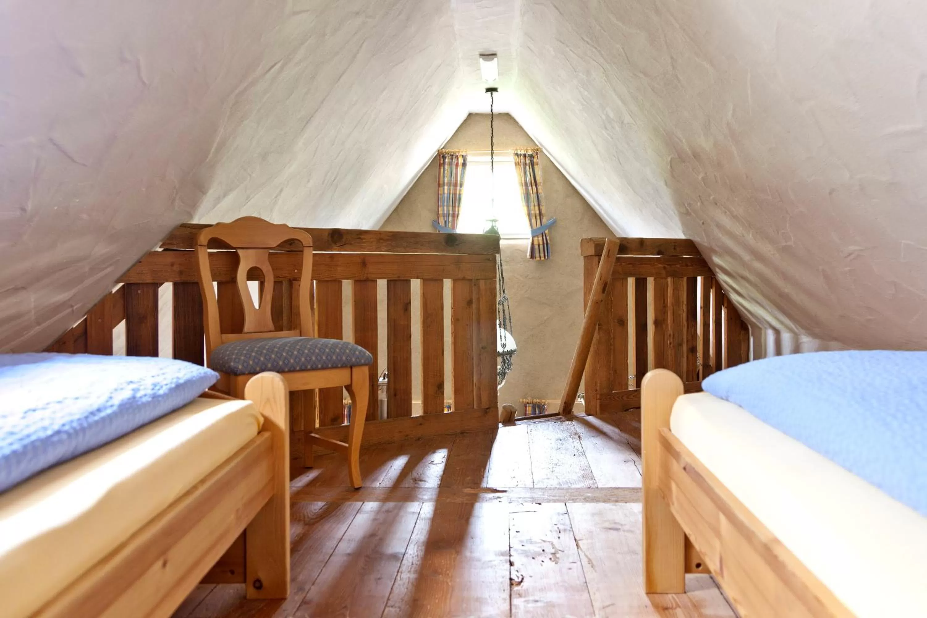 Bed in Naturhotel Holzwurm