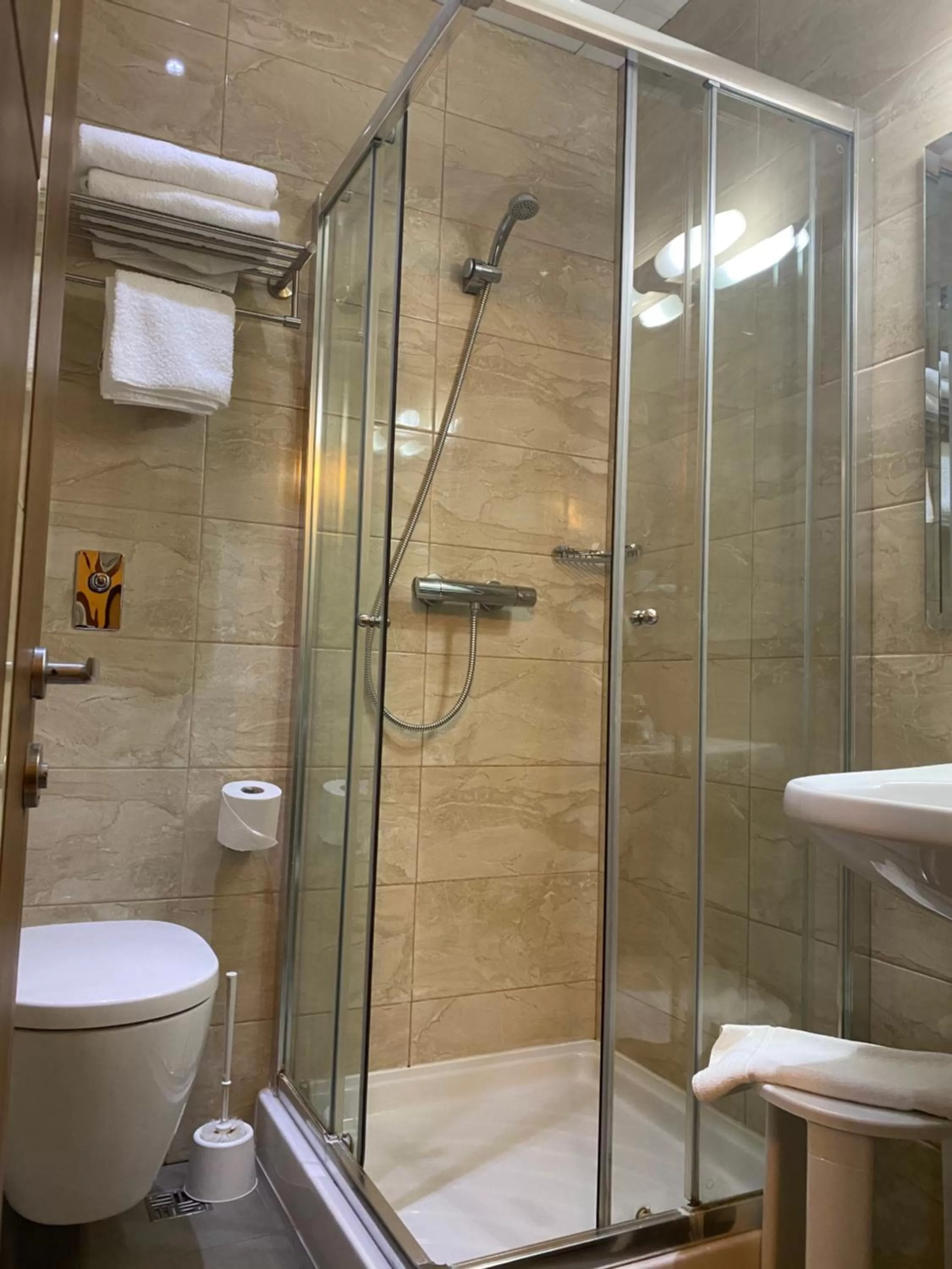 Shower in Grand Harbour Hotel