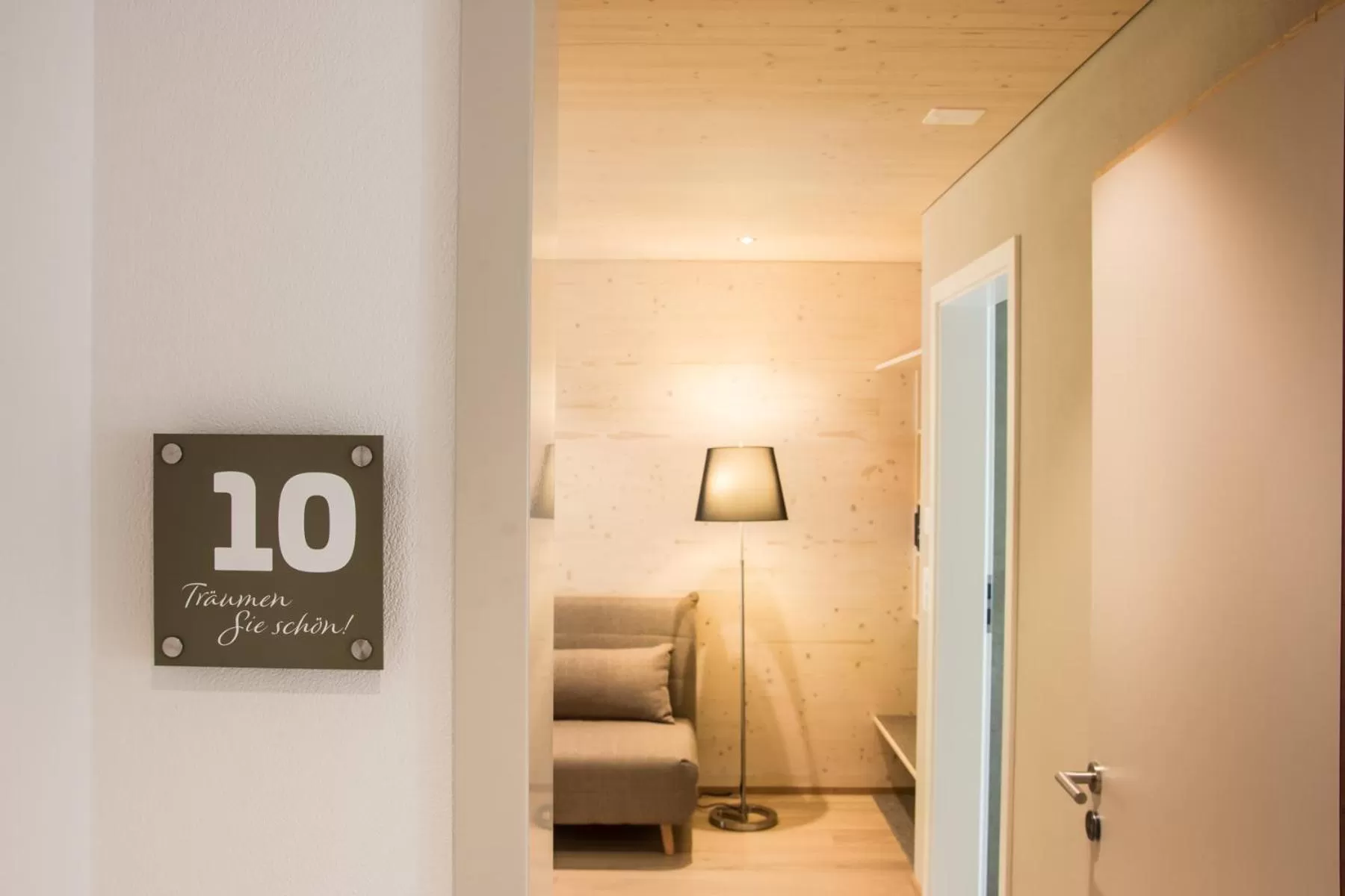 Photo of the whole room in kroneLODGE - Self-Check-In Hotel