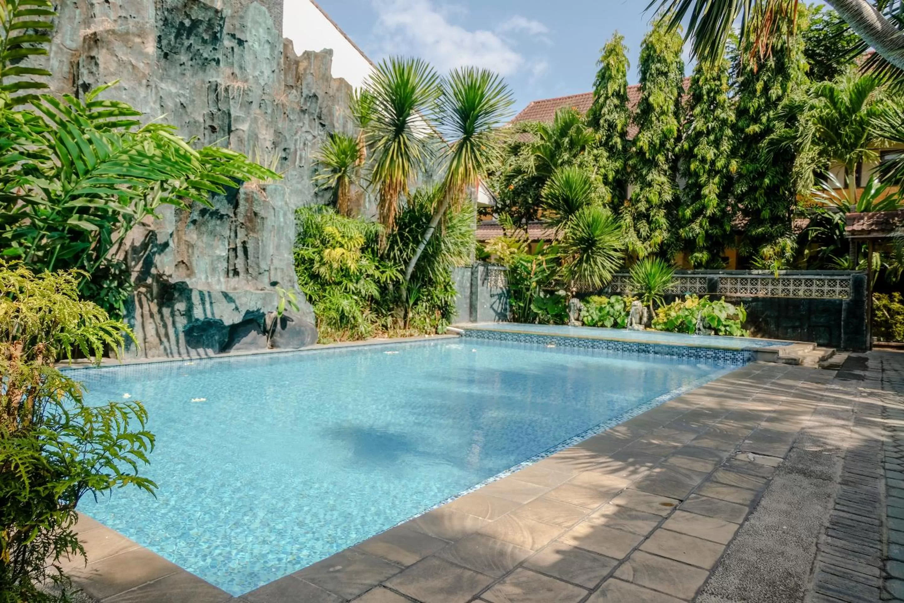 Swimming pool in Hotel Mahkota Plengkung by ecommerceloka