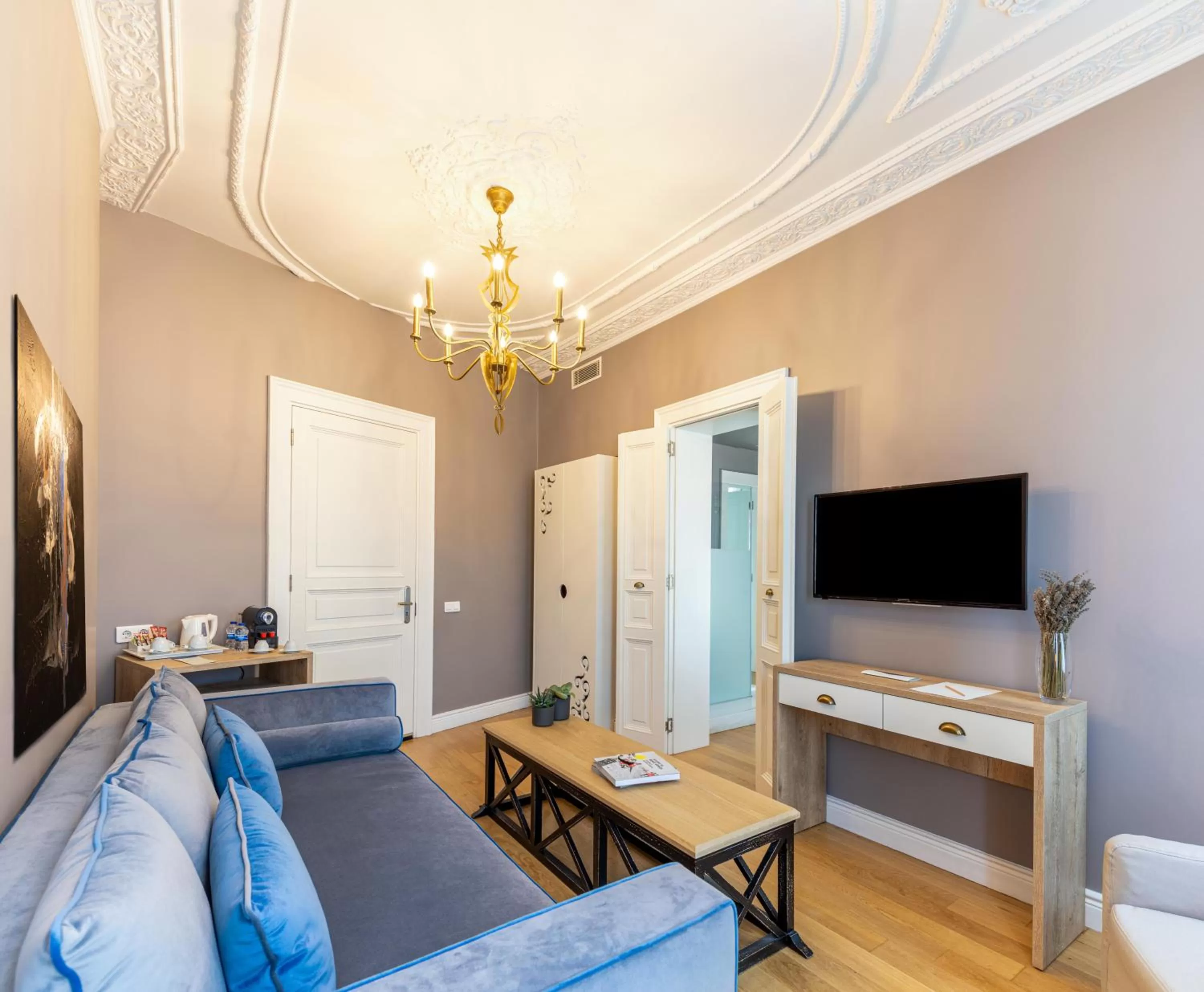 Living room in Petros Hotel