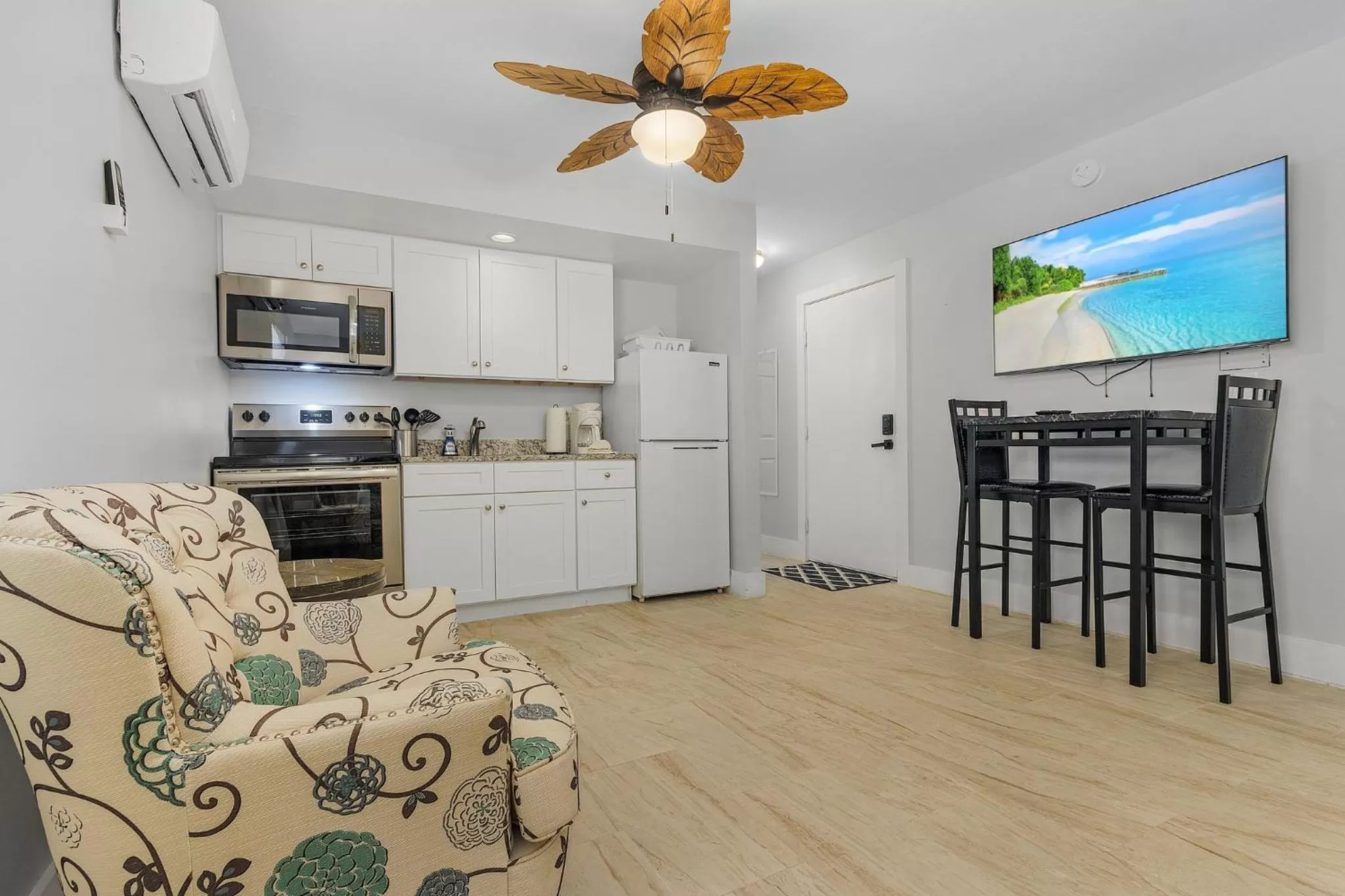 Seating area in Matlacha on Shoreview