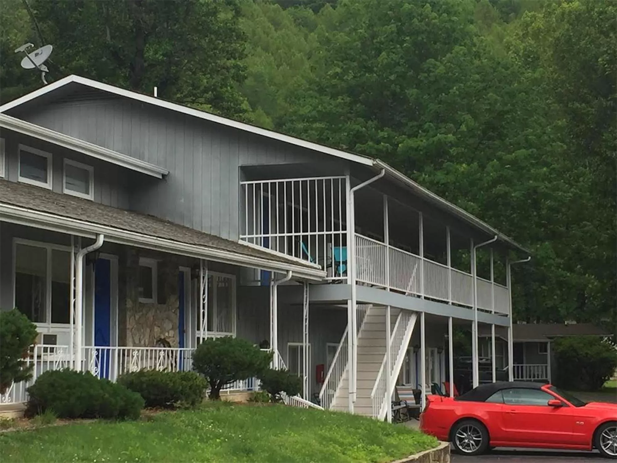 Property Building in Meadowlark Motel with Restaurant & Bar