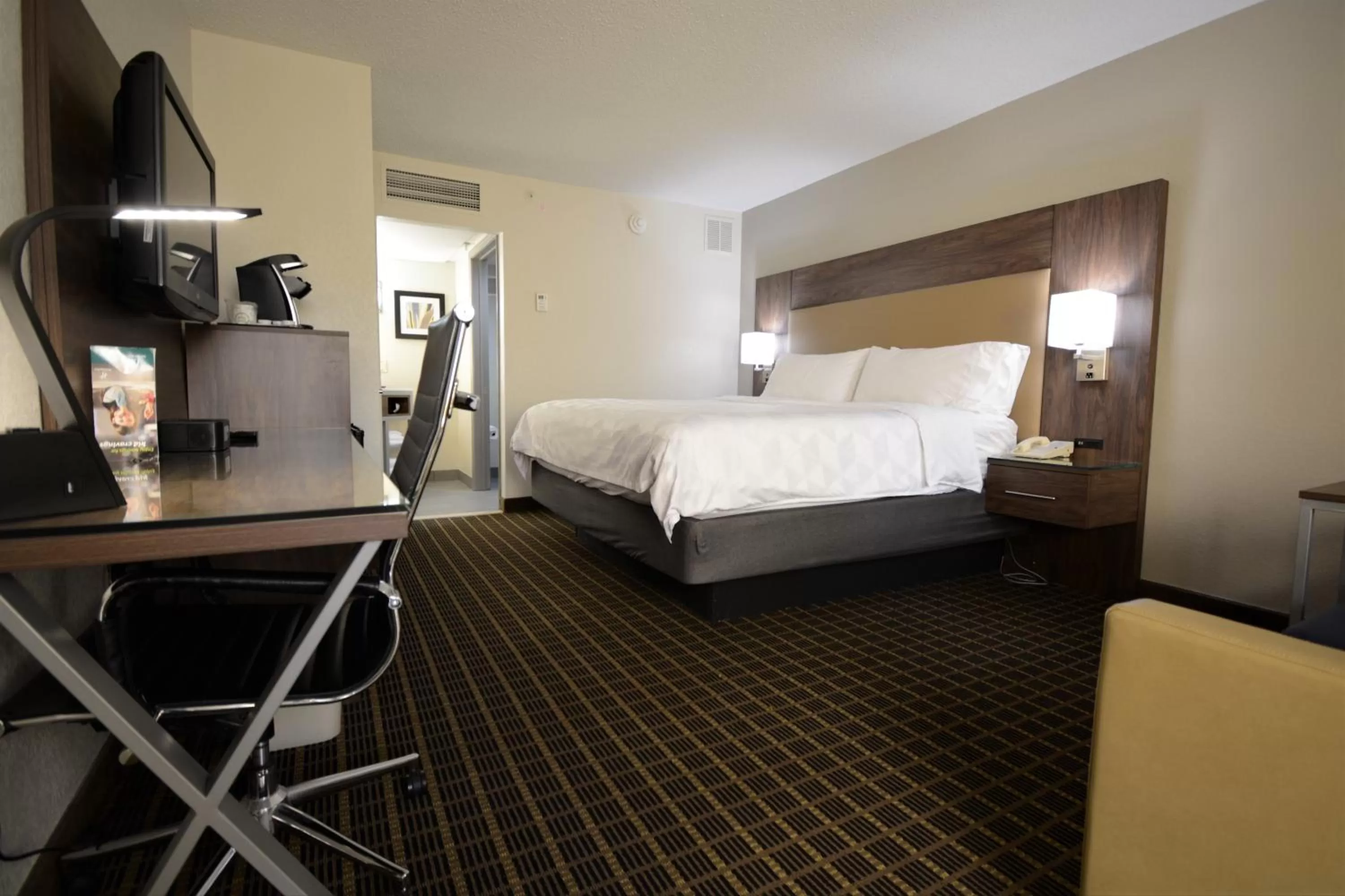 Photo of the whole room, Bed in Holiday Inn Hazlet by IHG
