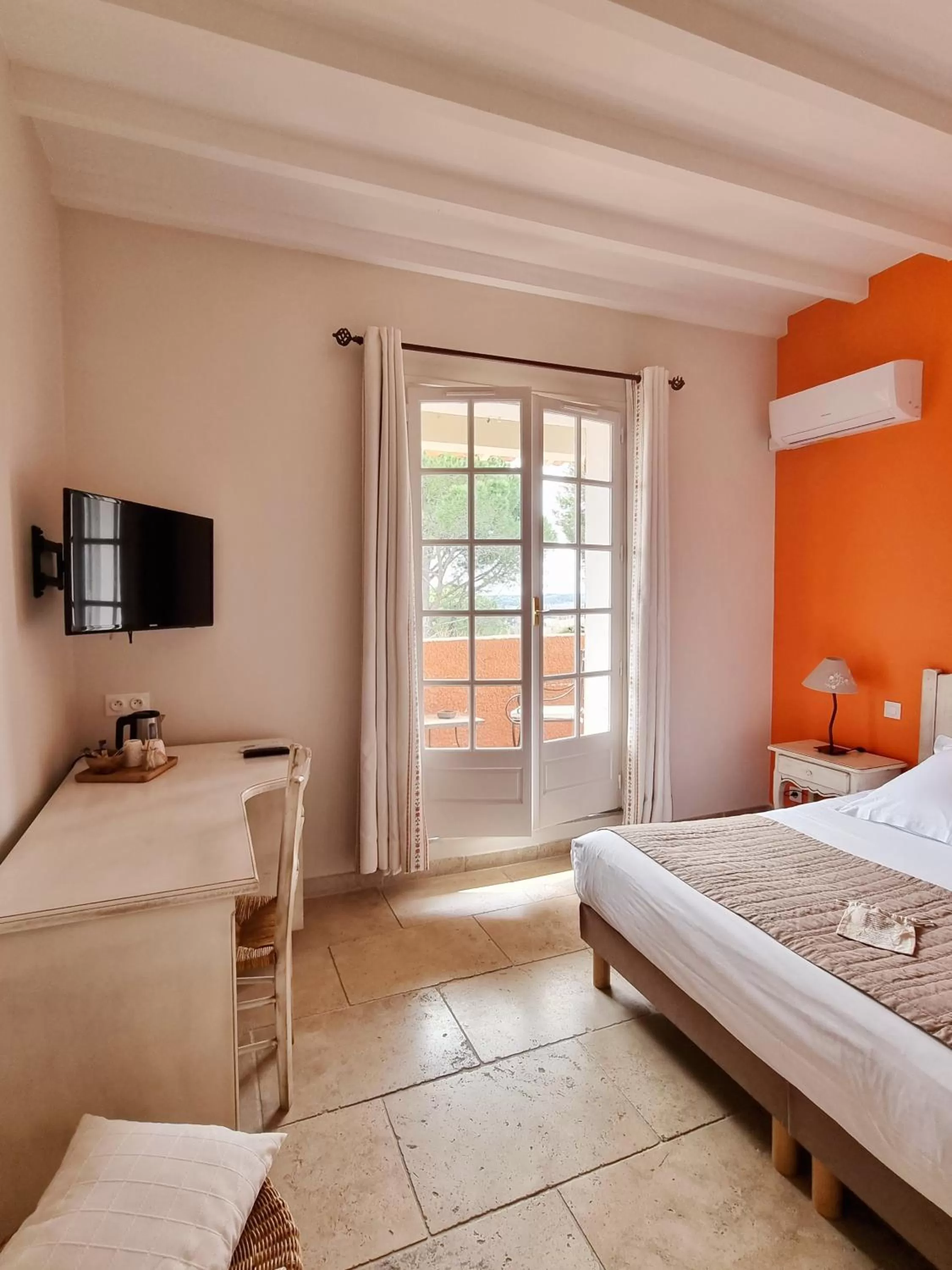 Photo of the whole room, Bed in Castillon Des Baux