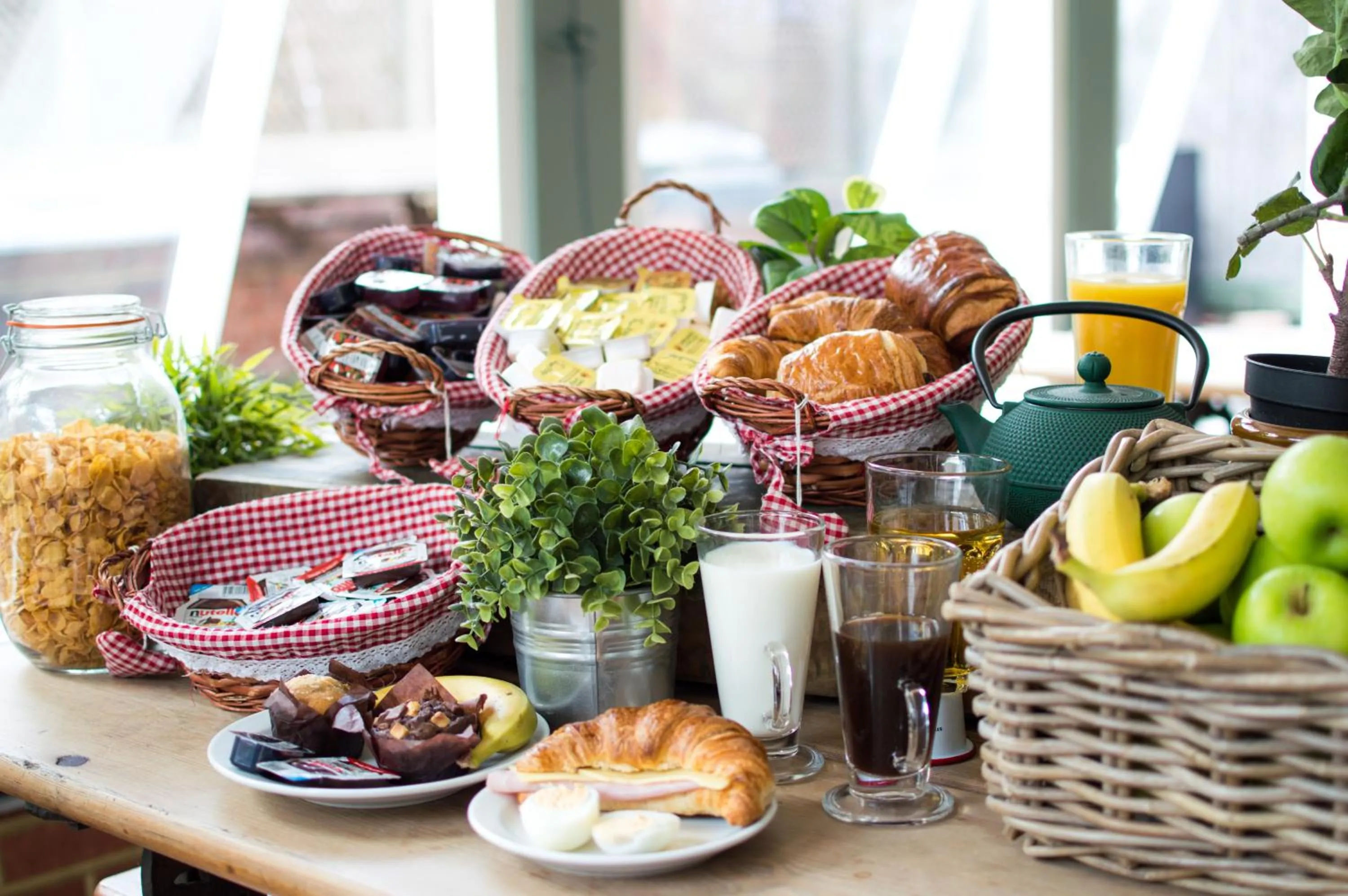 Breakfast in Palmers Lodge Swiss Cottage