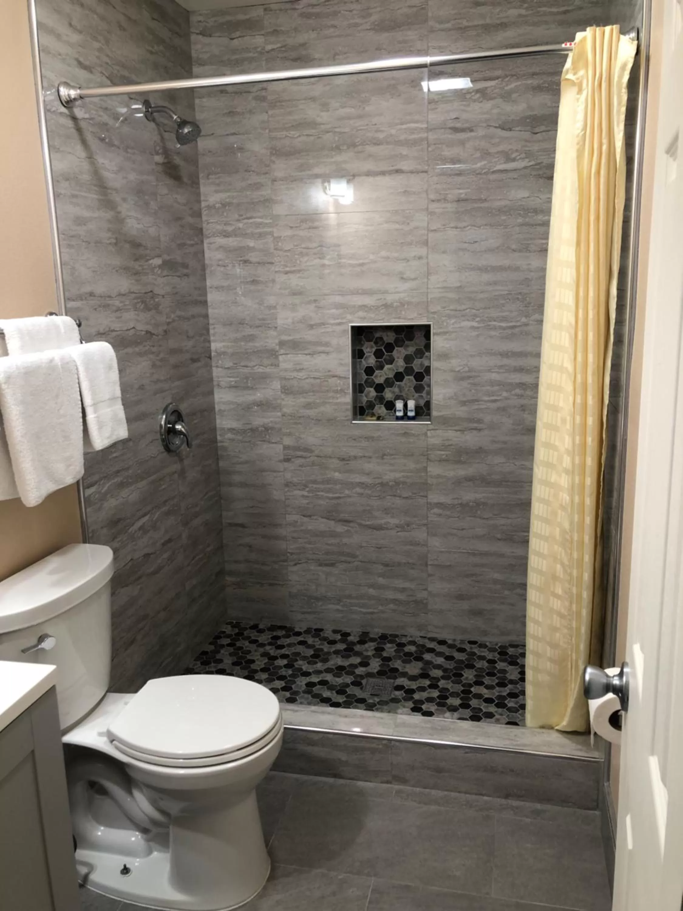 Bathroom in Drift Inn, LLC