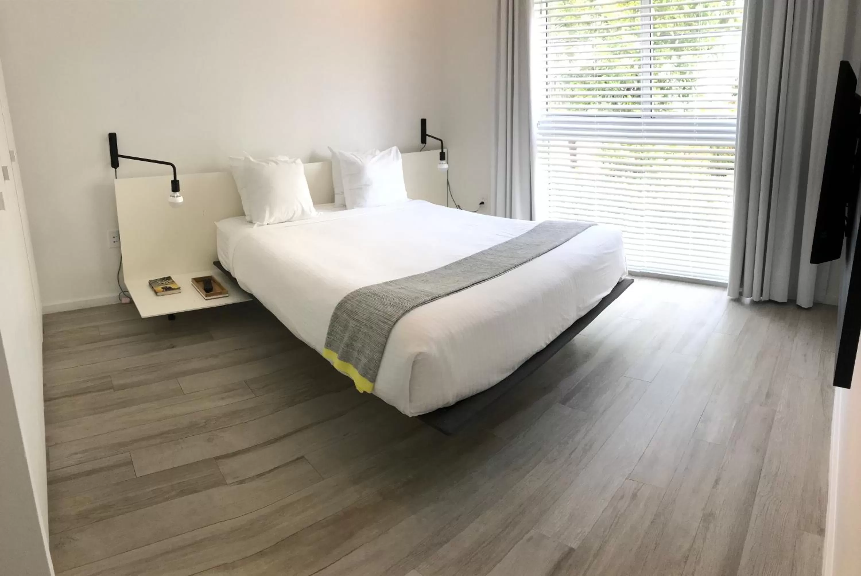 Bedroom, Bed in Beach Haus Key Biscayne Contemporary Apartments