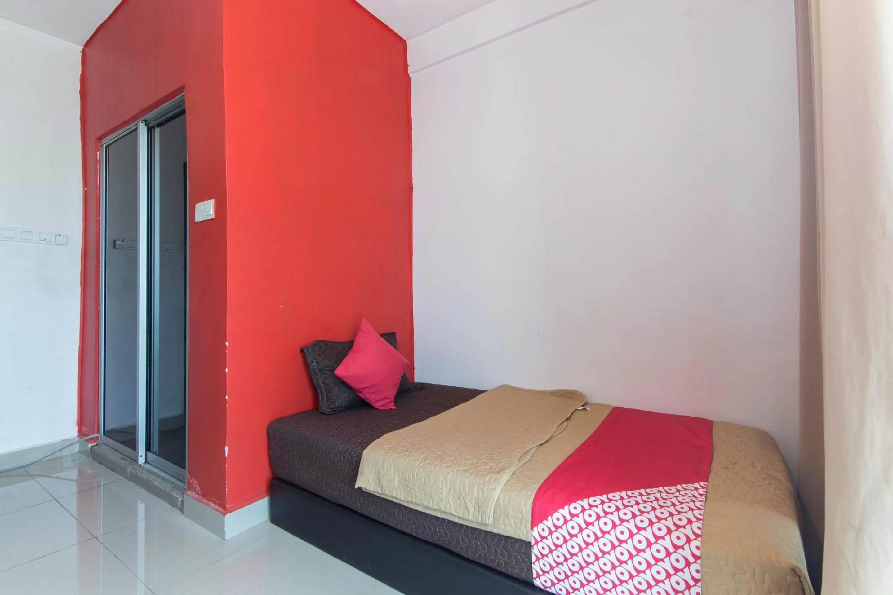 Standard Single Room - single occupancy in OYO 439 Night Queen Hotel