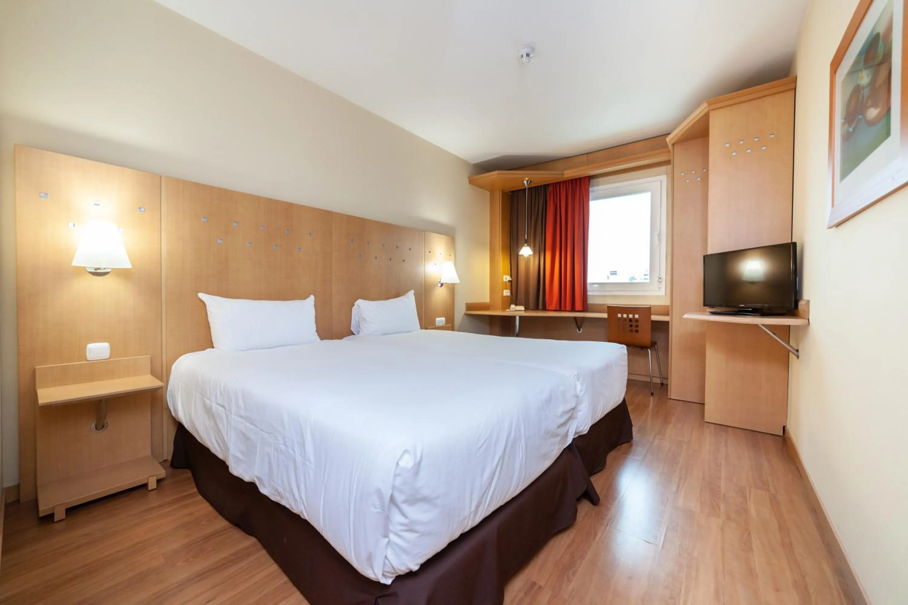 Photo of the whole room, Bed in Ibis Alcala de Henares La Garena