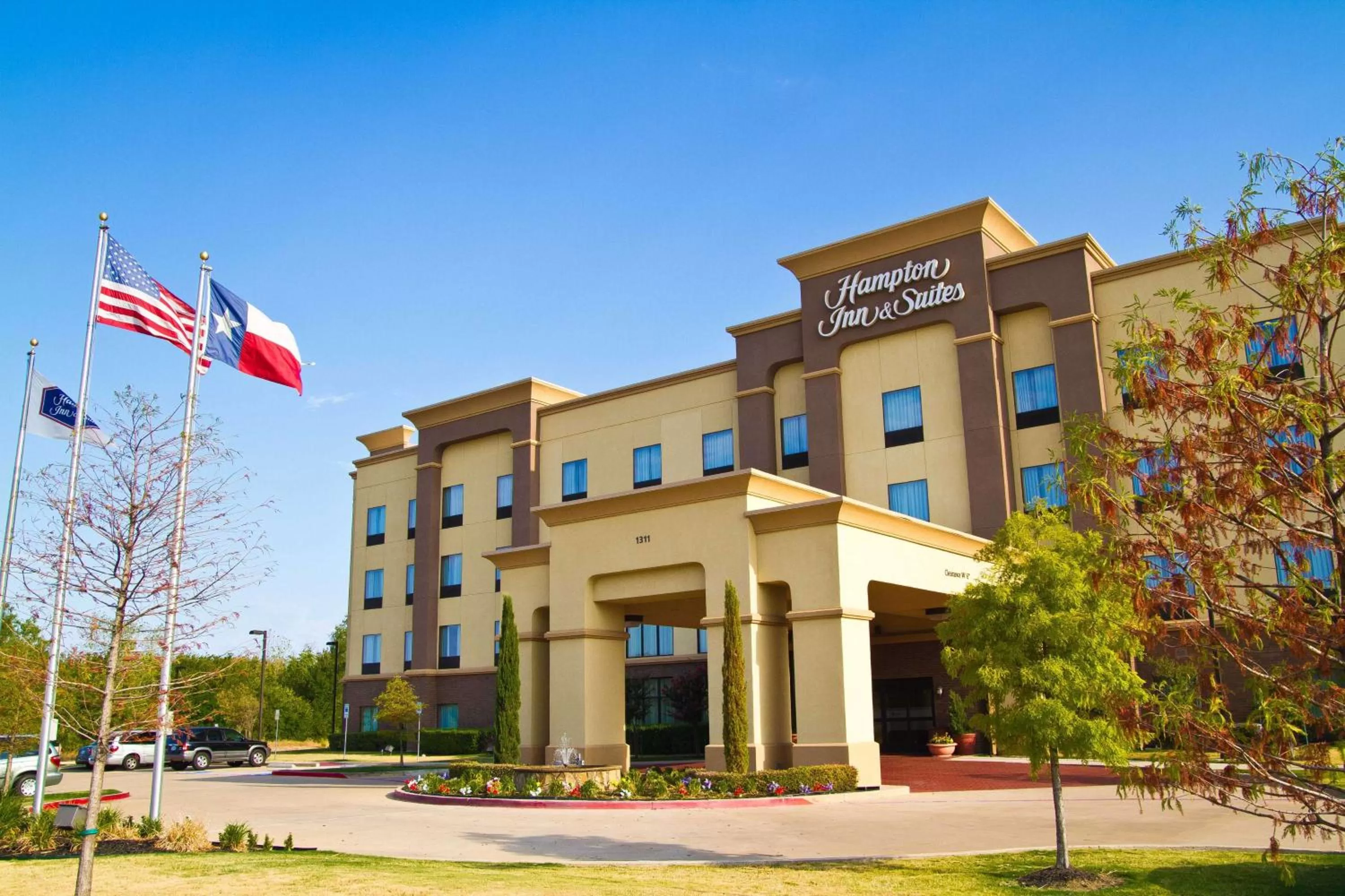 Property building in Hampton Inn & Suites Dallas-DeSoto