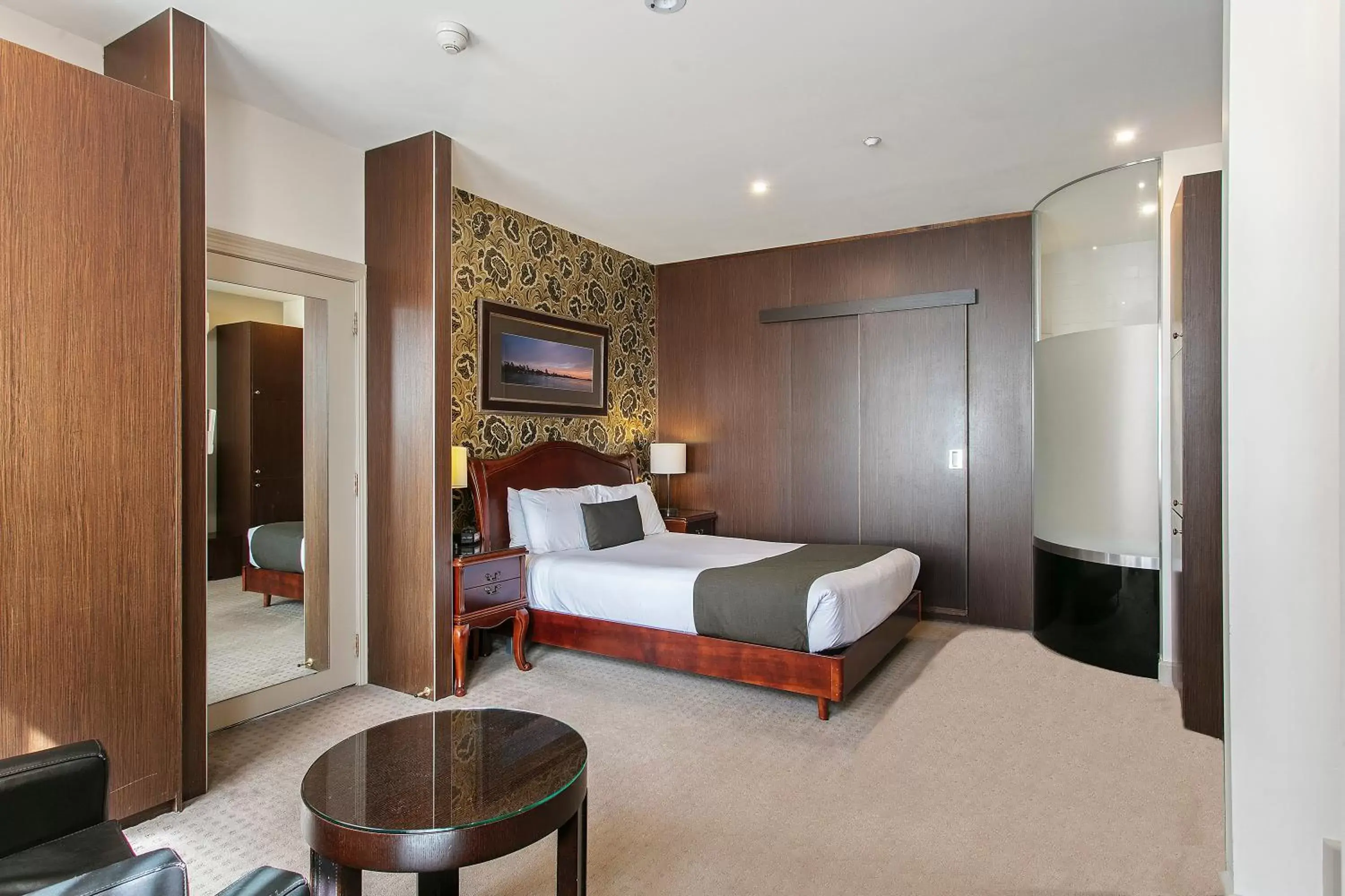 Executive Family Room with Spa Bath in Quality Inn Heritage on Lydiard Executive Family Room with Spa Bath in Quality Inn Heritage on Lydiard