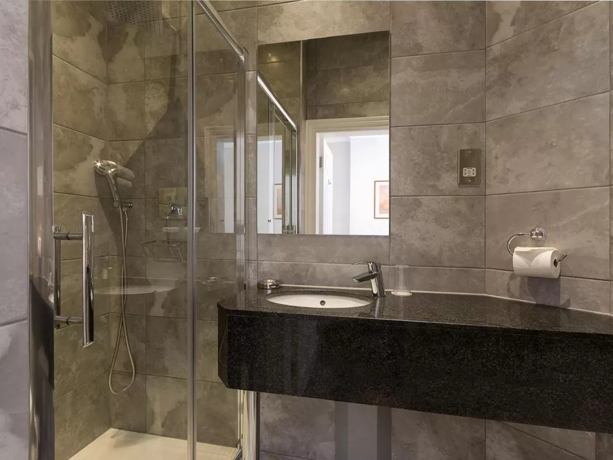 Bathroom in Staunton Hotel - B&B