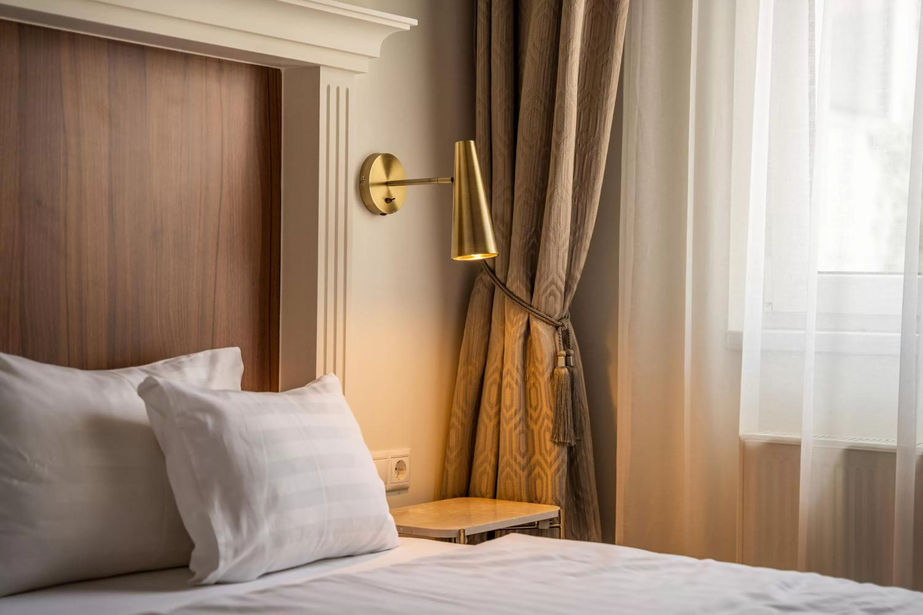 Bathroom, Bed in Queen's Court Hotel & Residence