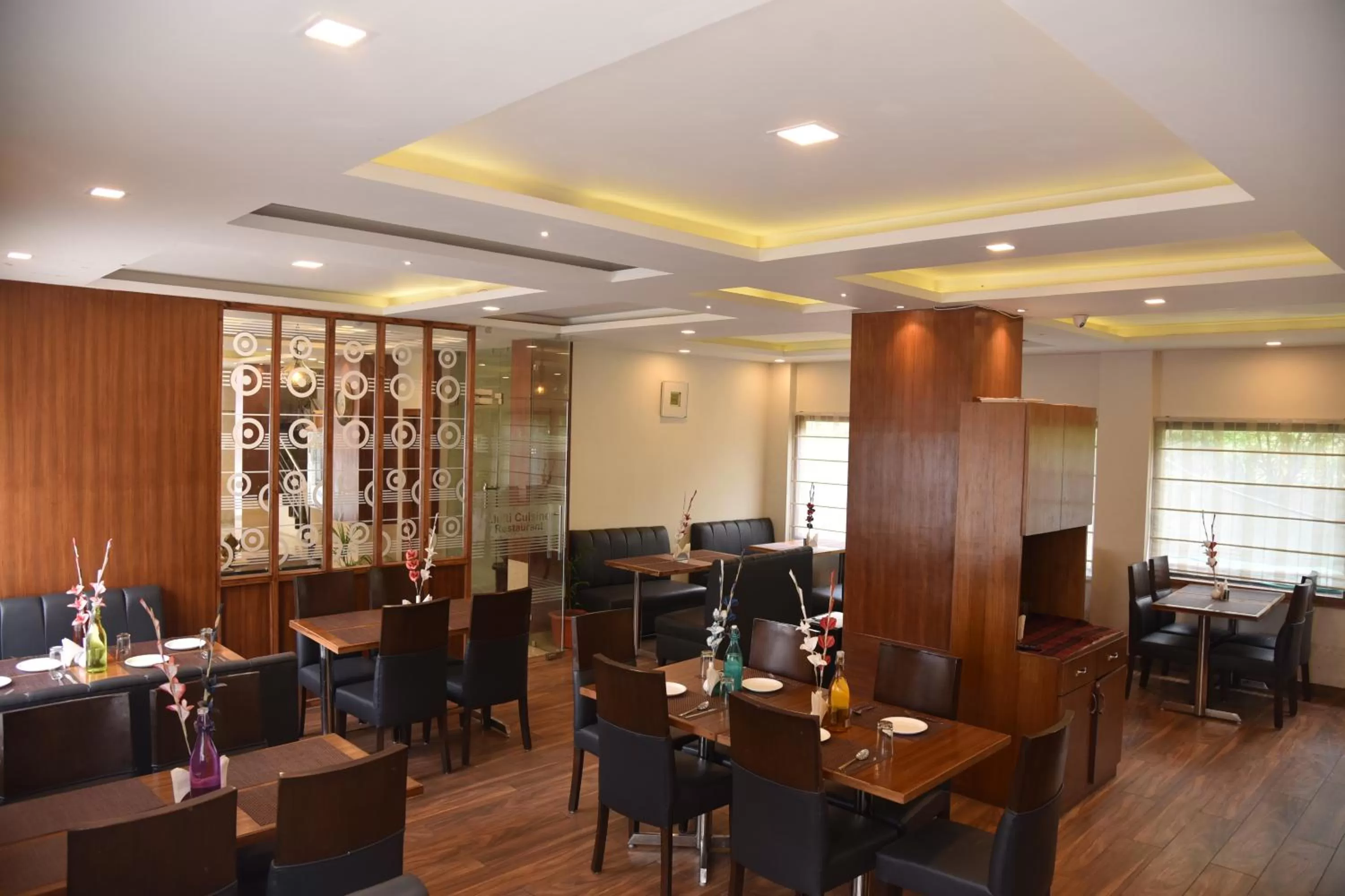 Restaurant/Places to Eat in Hotel Ambika Resort Manali
